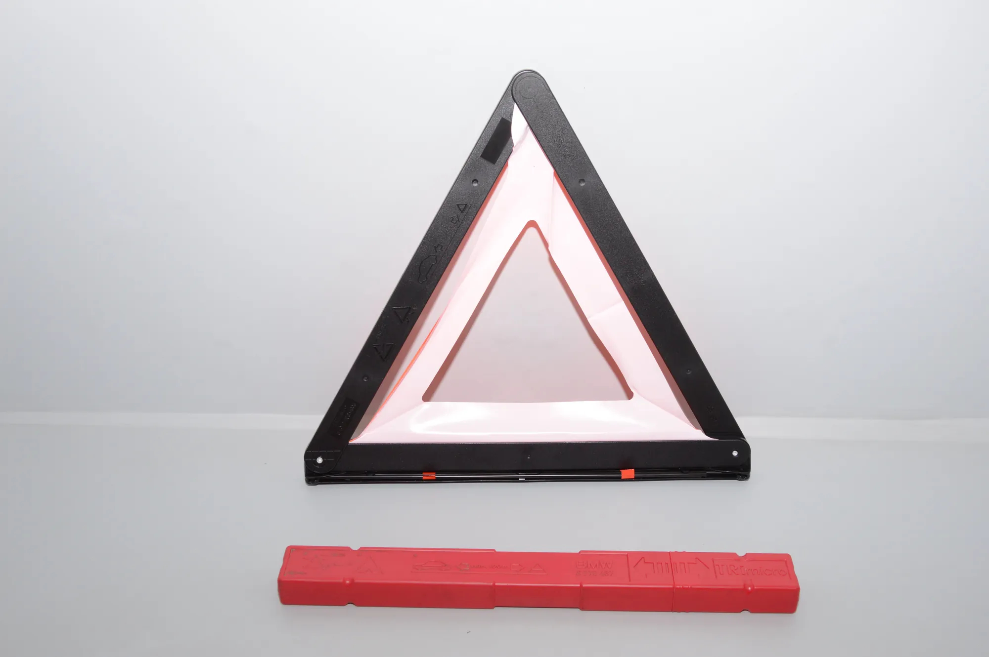 Warning Triangle – OEM 6770487 · BMW i3 (I01) Hybrid 2016 – 3