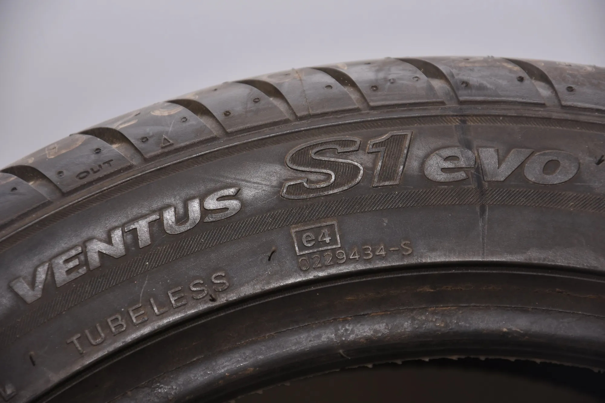 Tire · BMW 3 (E90) BMW 3 (E90) 320 d 2009 – 3