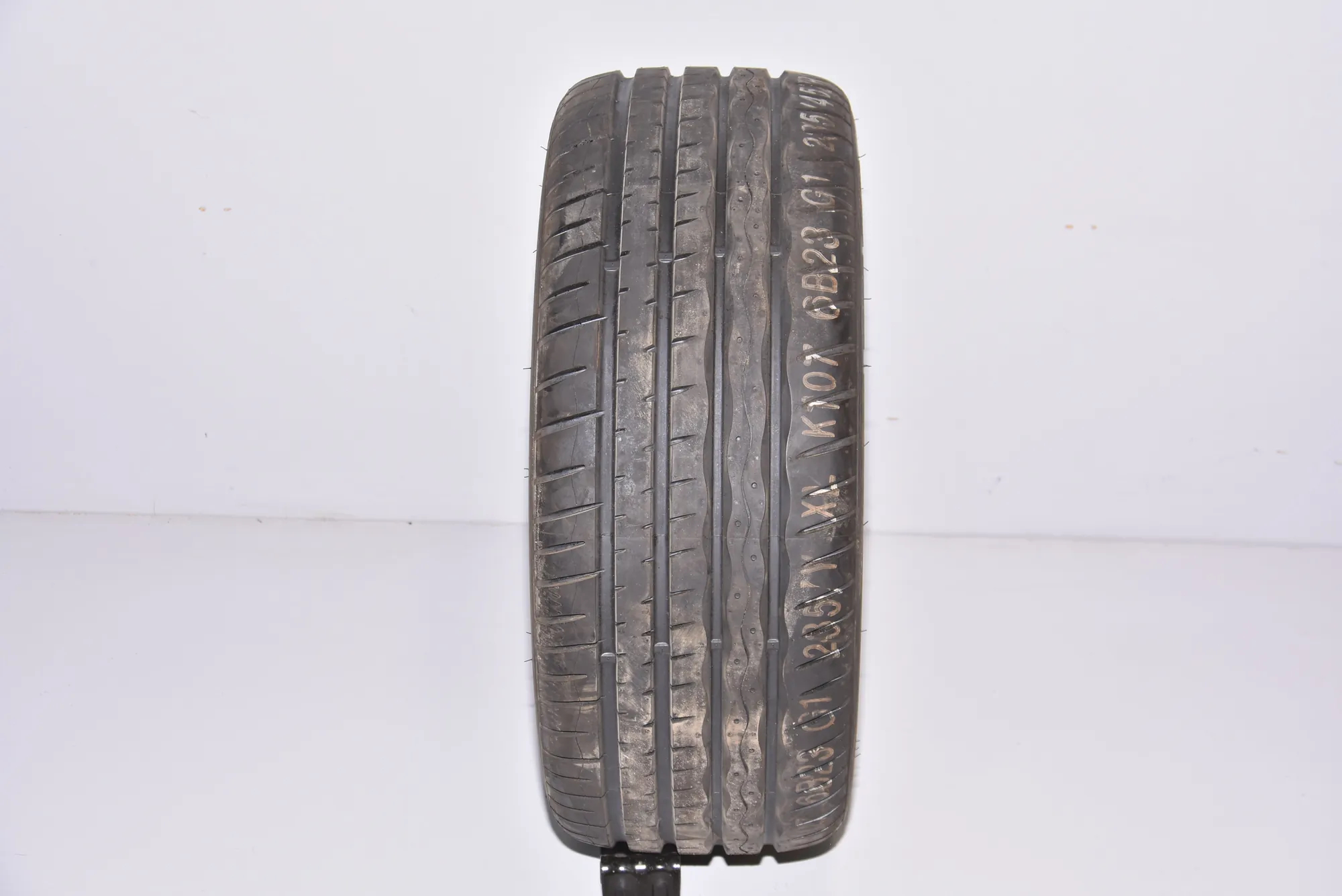 Tire · BMW 3 (E90) BMW 3 (E90) 320 d 2009