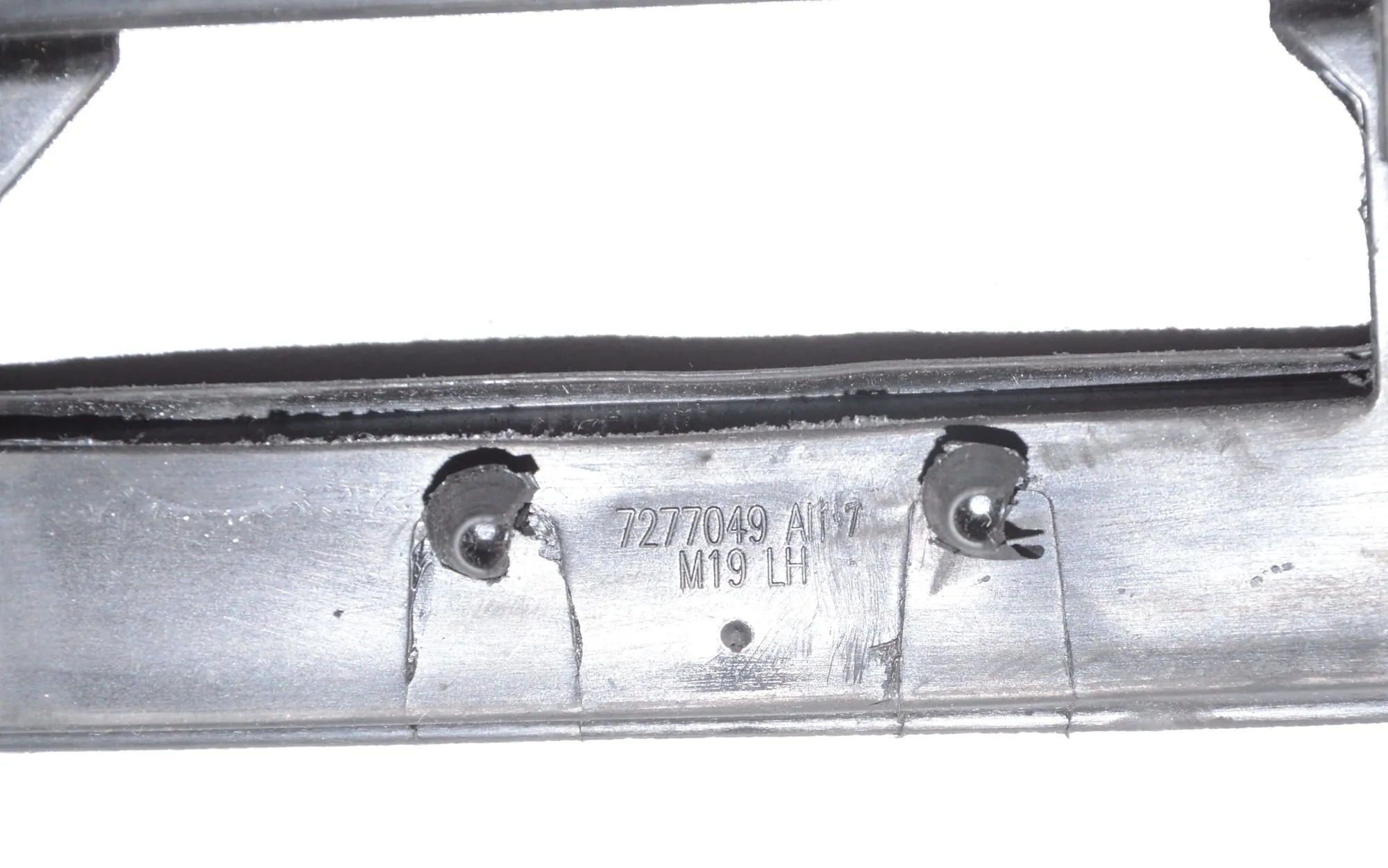 Front Left Door Window Strip – OEM 7277049 · BMW i3 (I01) Hybrid 2016 – 4