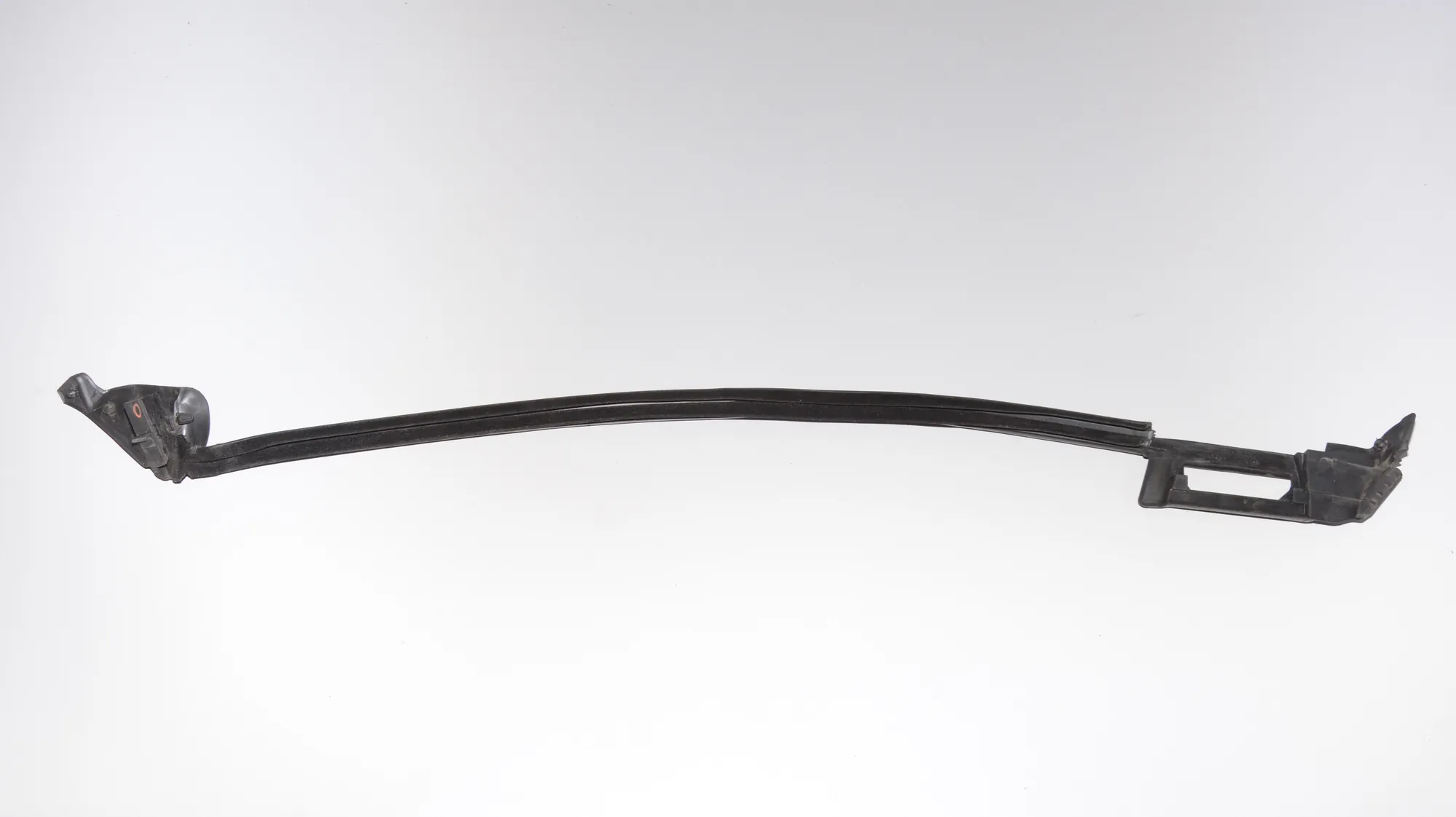 Front Left Door Window Strip – OEM 7277049 · BMW i3 (I01) Hybrid 2016 – 3
