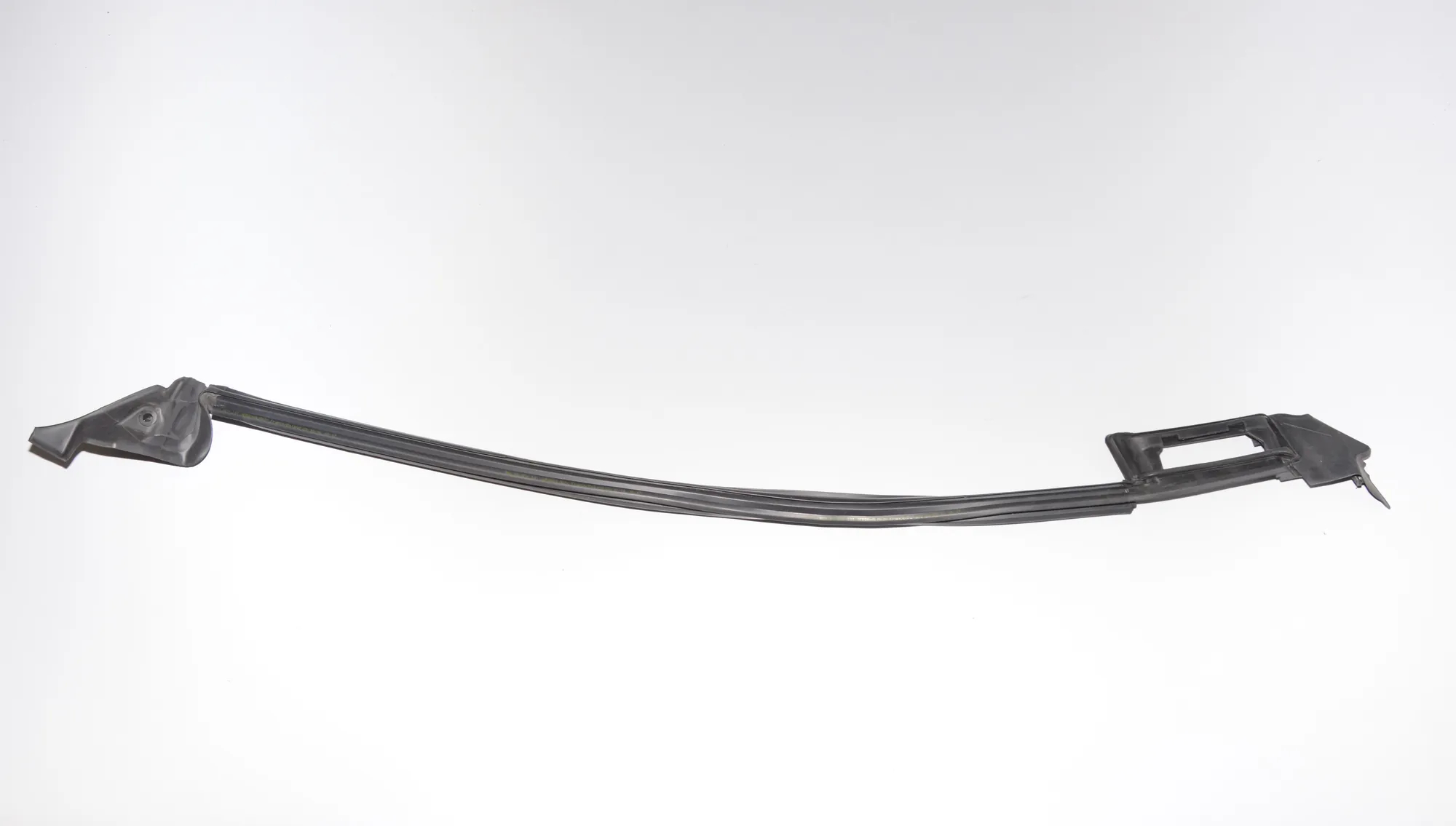 Front Left Door Window Strip – OEM 7277049 · BMW i3 (I01) Hybrid 2016 – 2