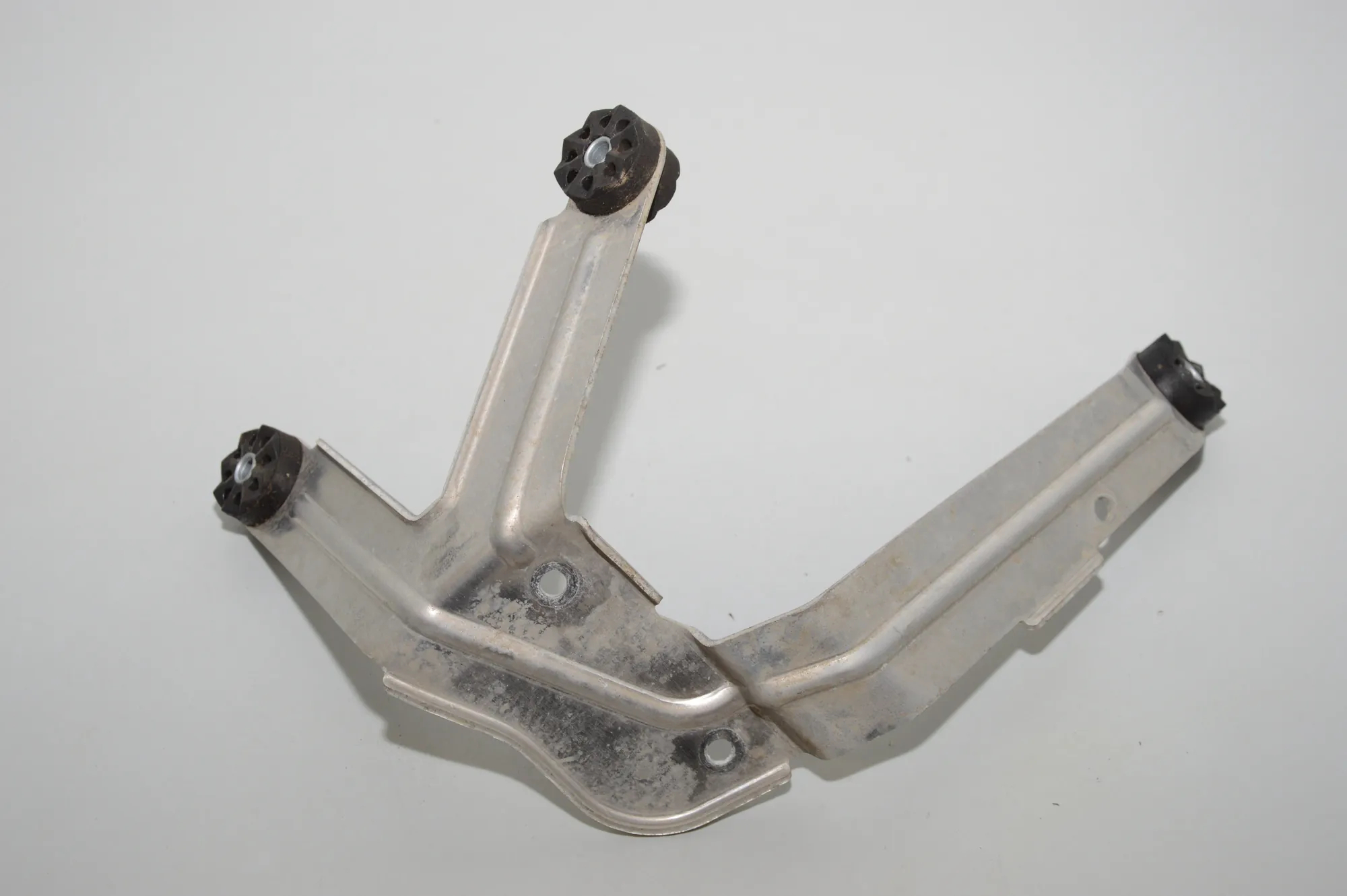 ABS Pump Holder – OEM 6850470 · BMW i3 (I01) Hybrid 2016 – 3