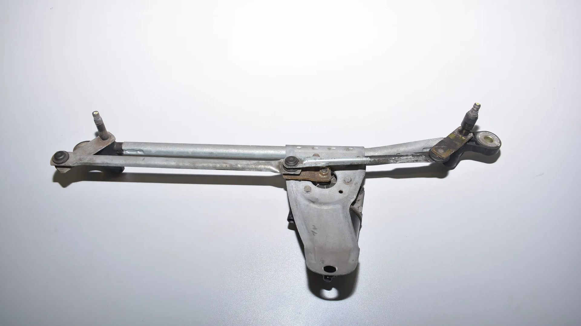 Front Windshield Wiper Mechanism – OEM 7046571 · BMW X5 (E53) 4.6 is 2002 – 3