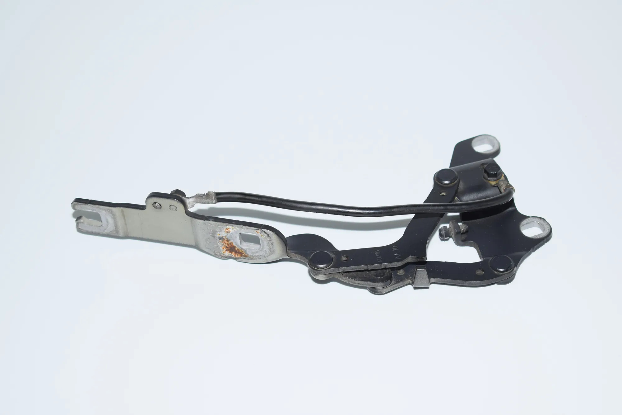 Front Left Bonnet Hinge – OEM 7115263 · BMW 3 (E90) 318 d 2010 – 2