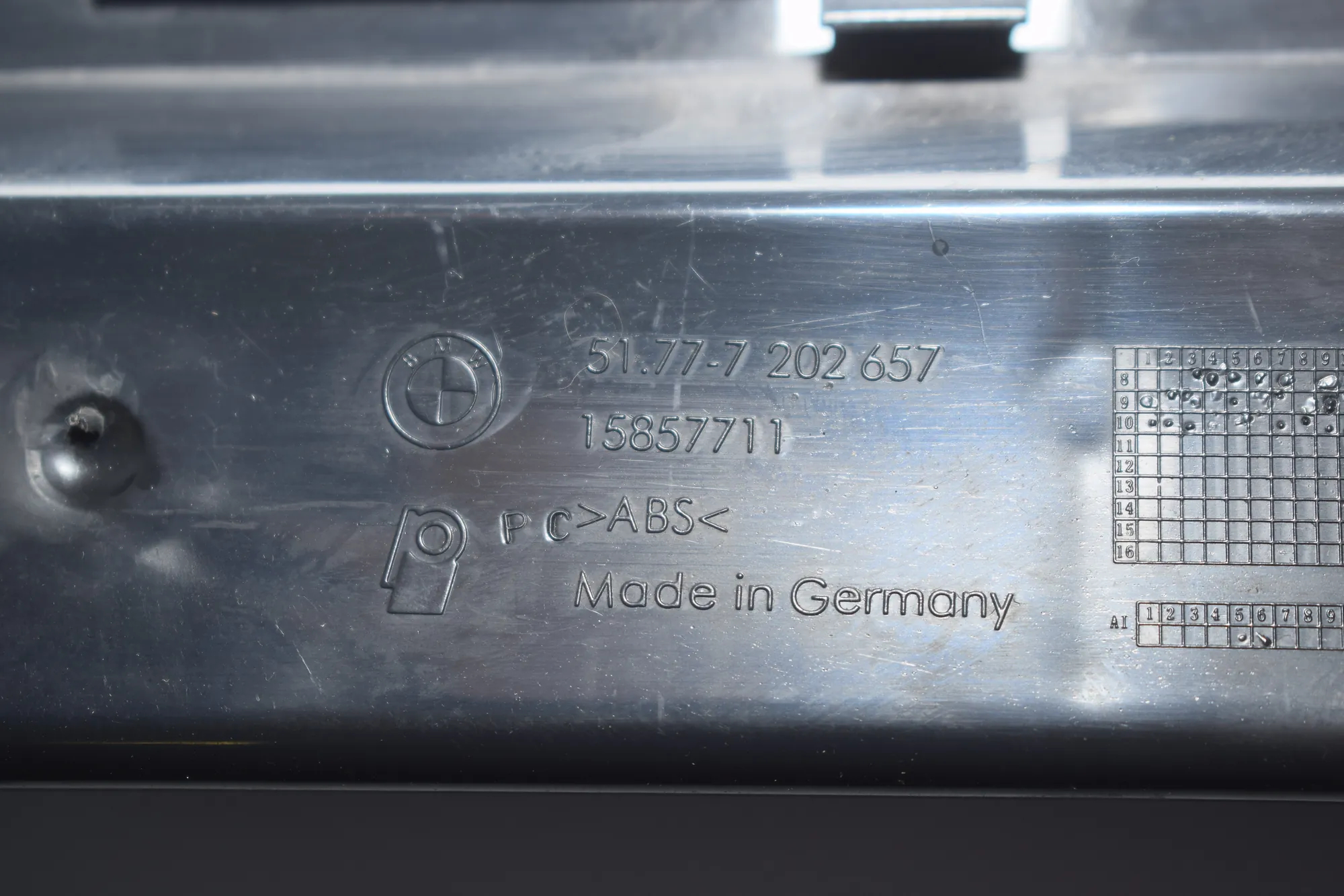 Sideskirt Bracket – OEM 7202657 · BMW 3 (E90) 318 d 2010 – 4