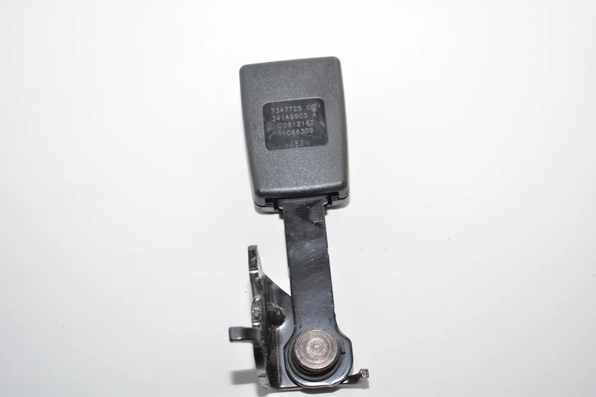 Rear Left Seat Buckle – OEM 7347725 · BMW i3 (I01) Hybrid 2016 – 3