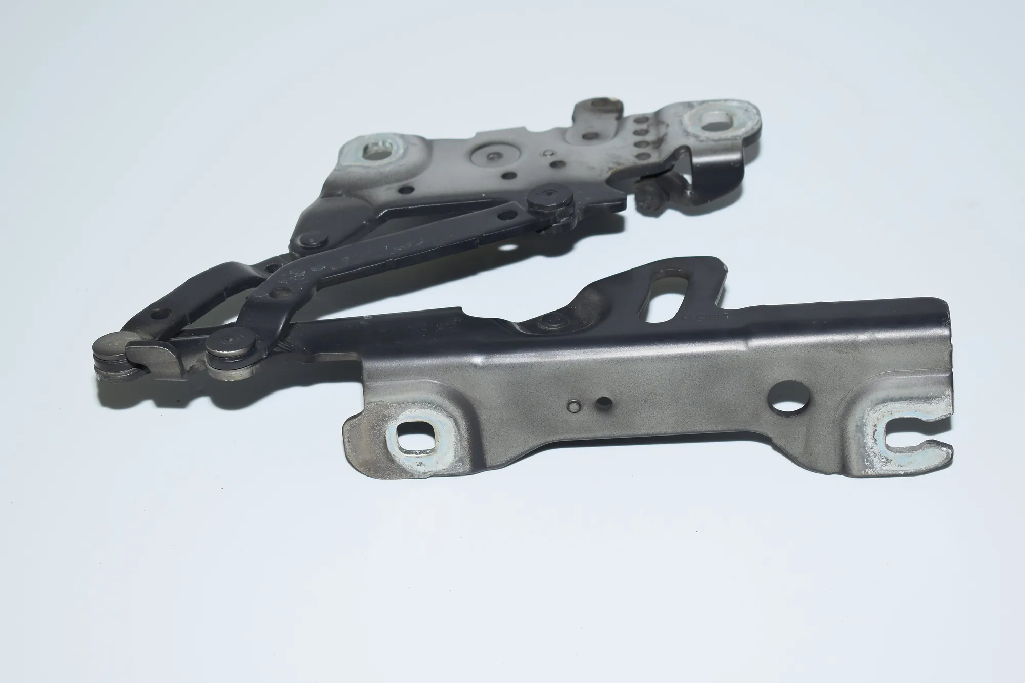 Front Left Bonnet Hinge – OEM 7336699 · BMW 3 (F30, F80) 330 d xDrive 2014 – 2