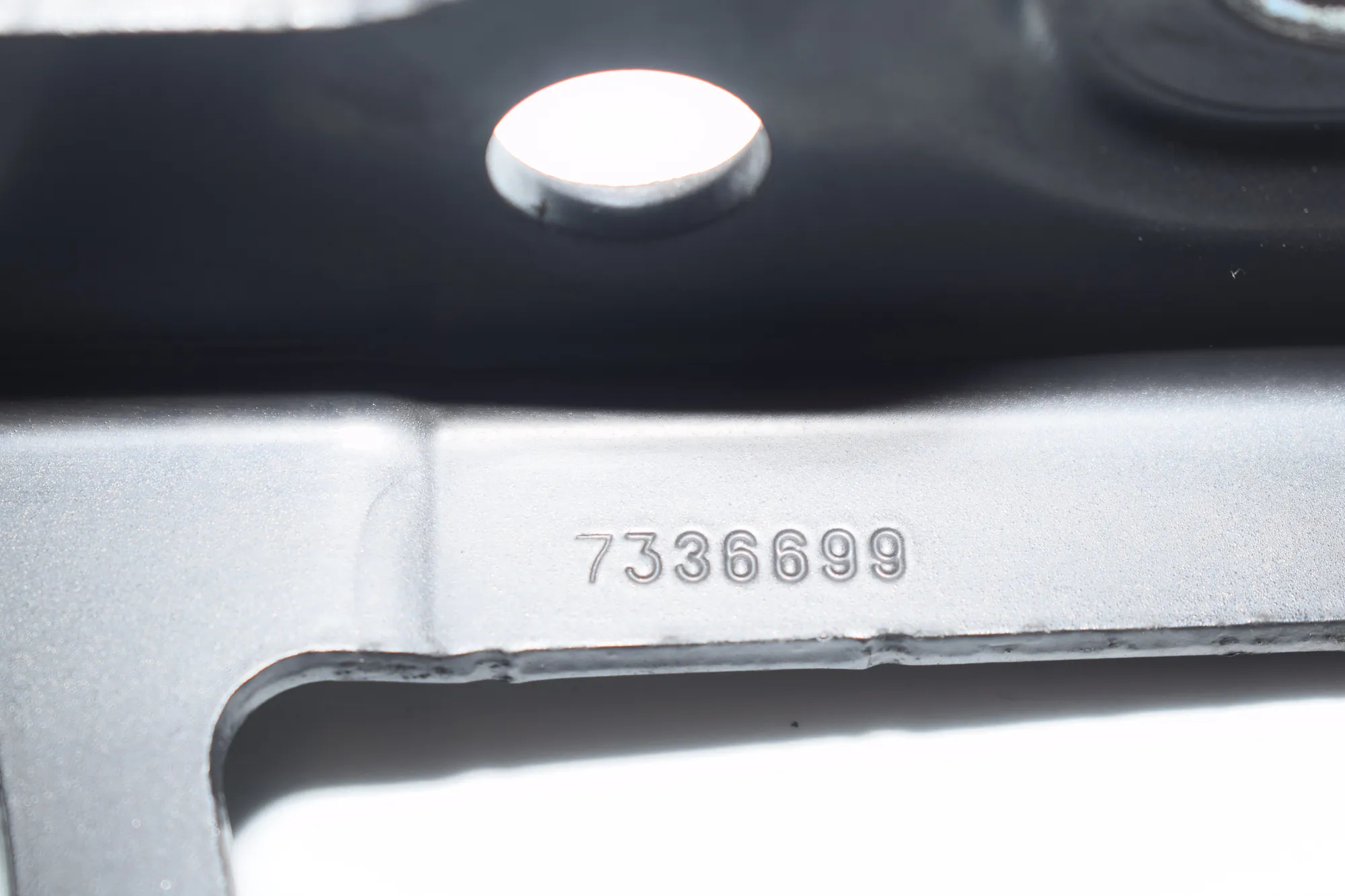 Front Left Bonnet Hinge – OEM 7336699 · BMW 3 (F30, F80) 330 d xDrive 2014 – 3