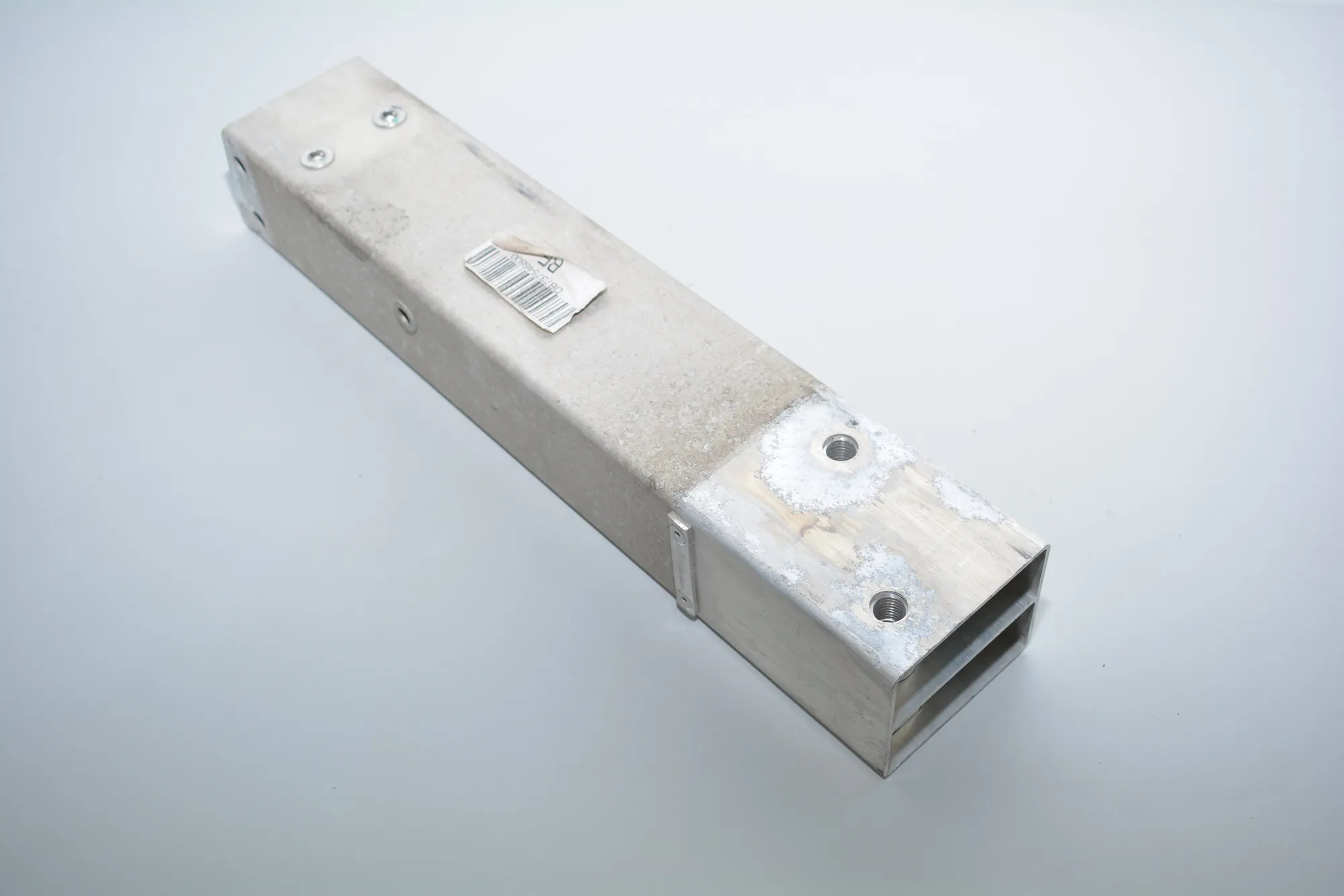 Rear Right Bumper Bracket – OEM 7375468 · BMW i3 (I01) Hybrid 2016 – 5
