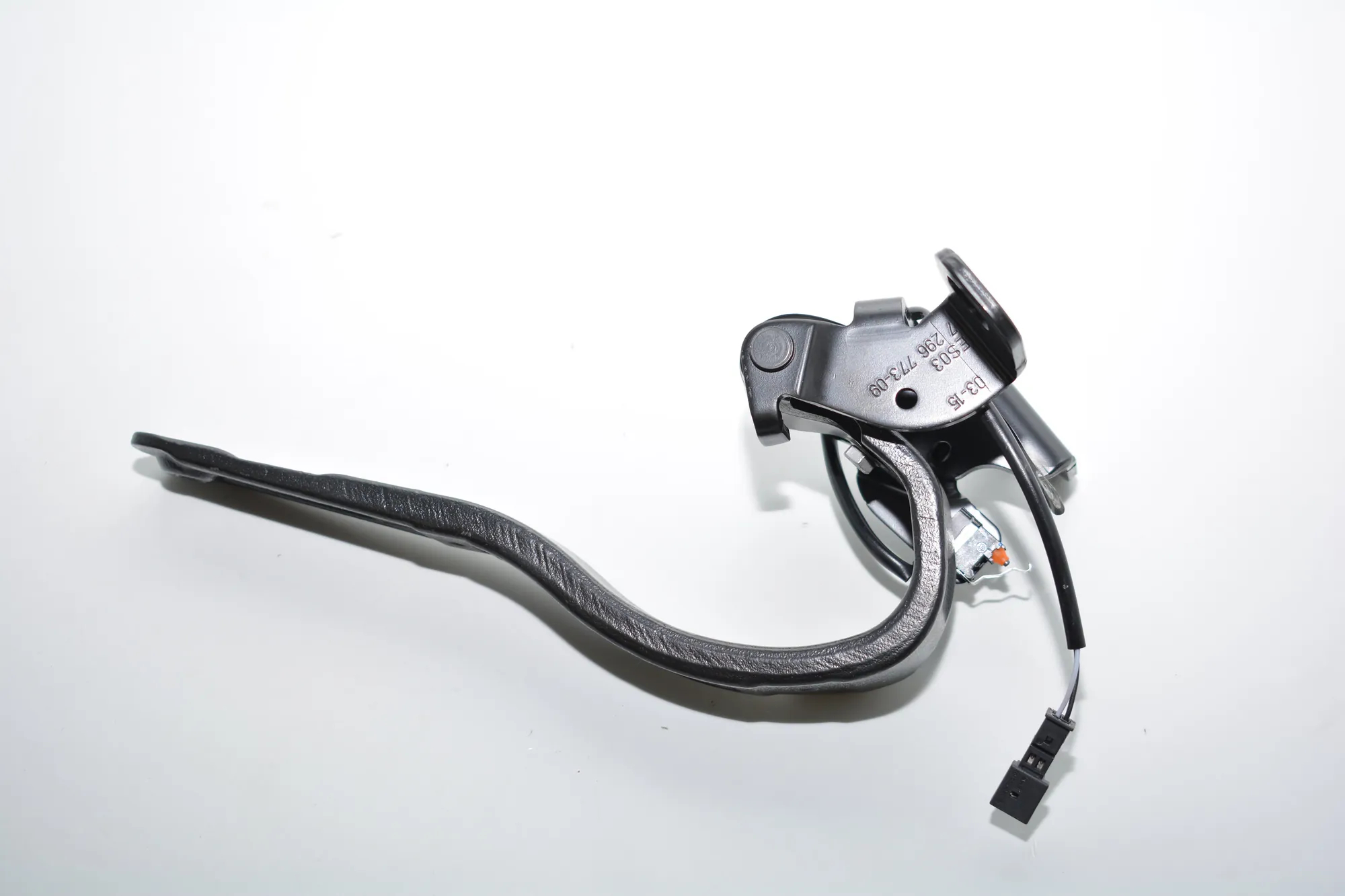 Left Side Bootlid Hinge – OEM 7296773 · BMW i3 (I01) Hybrid 2016