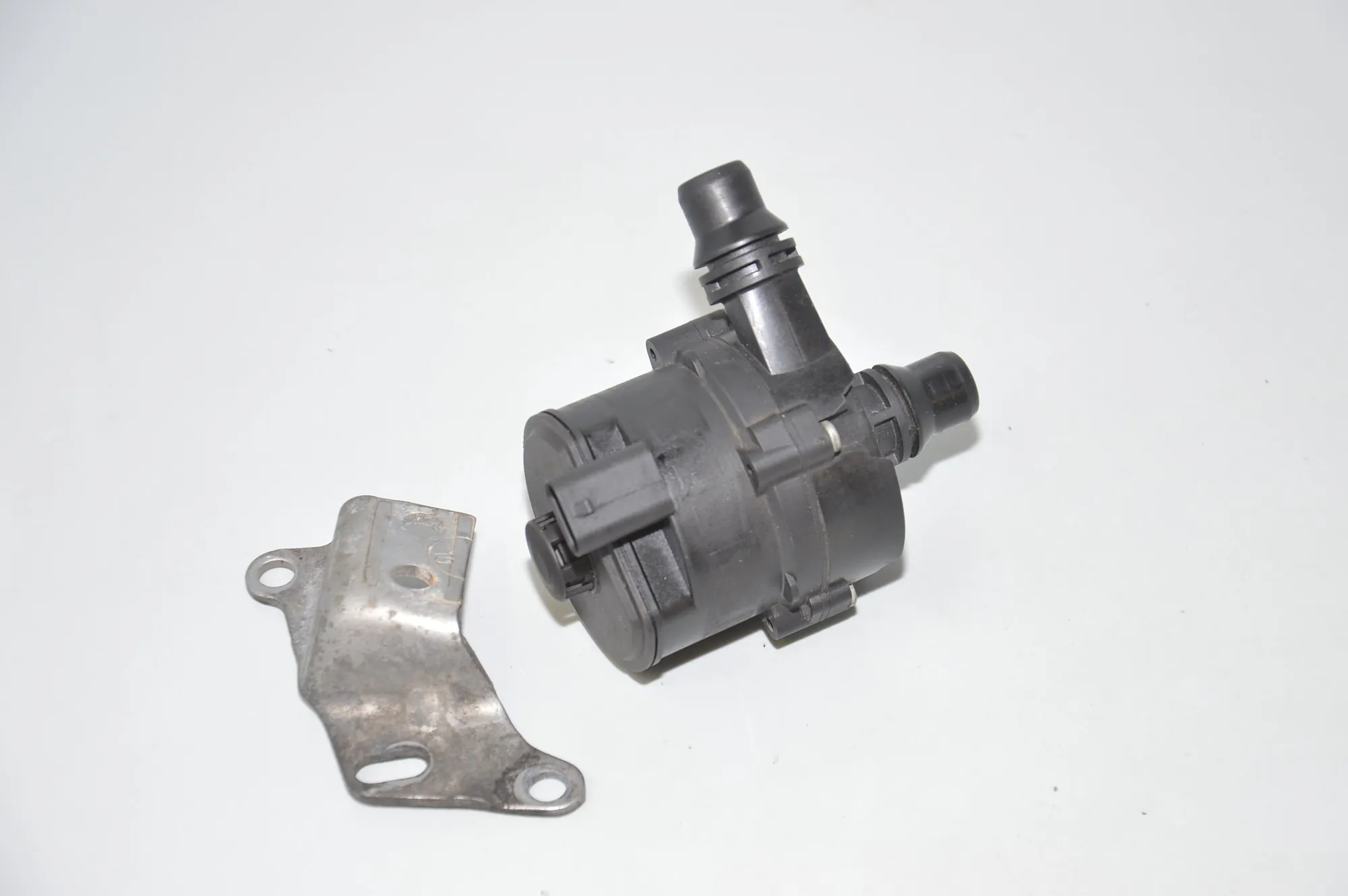 Auxiliary Water Pump – OEM 7643949 · BMW X5 (F15, F85) BMW X5 (F15, F85) xDrive 25 d 2018 – 4