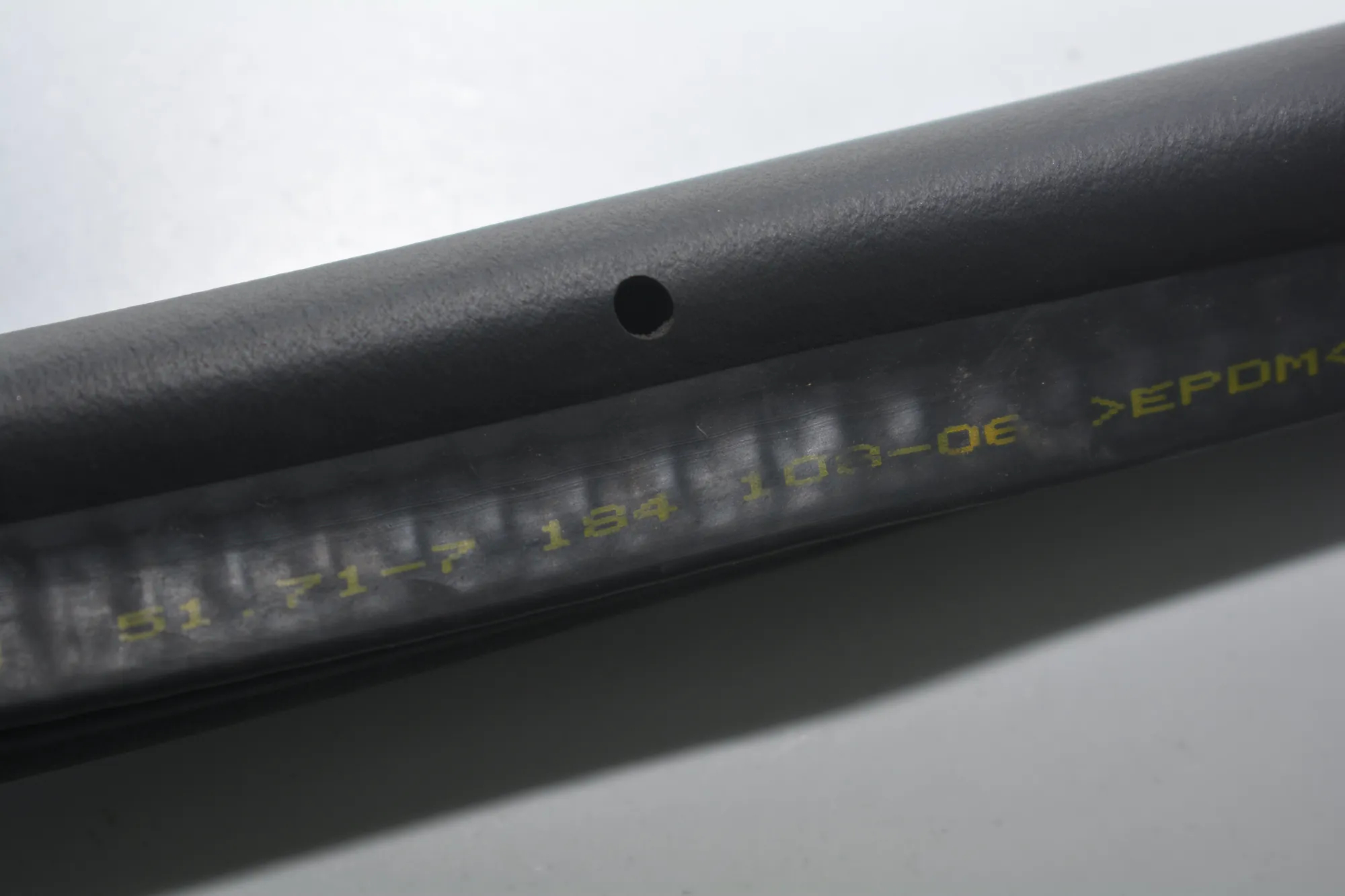 Tailgate Rubber Seal – OEM 7184108 · BMW 7 (F01, F02) BMW 7 (F01, F02) 730 d 2009 – 3