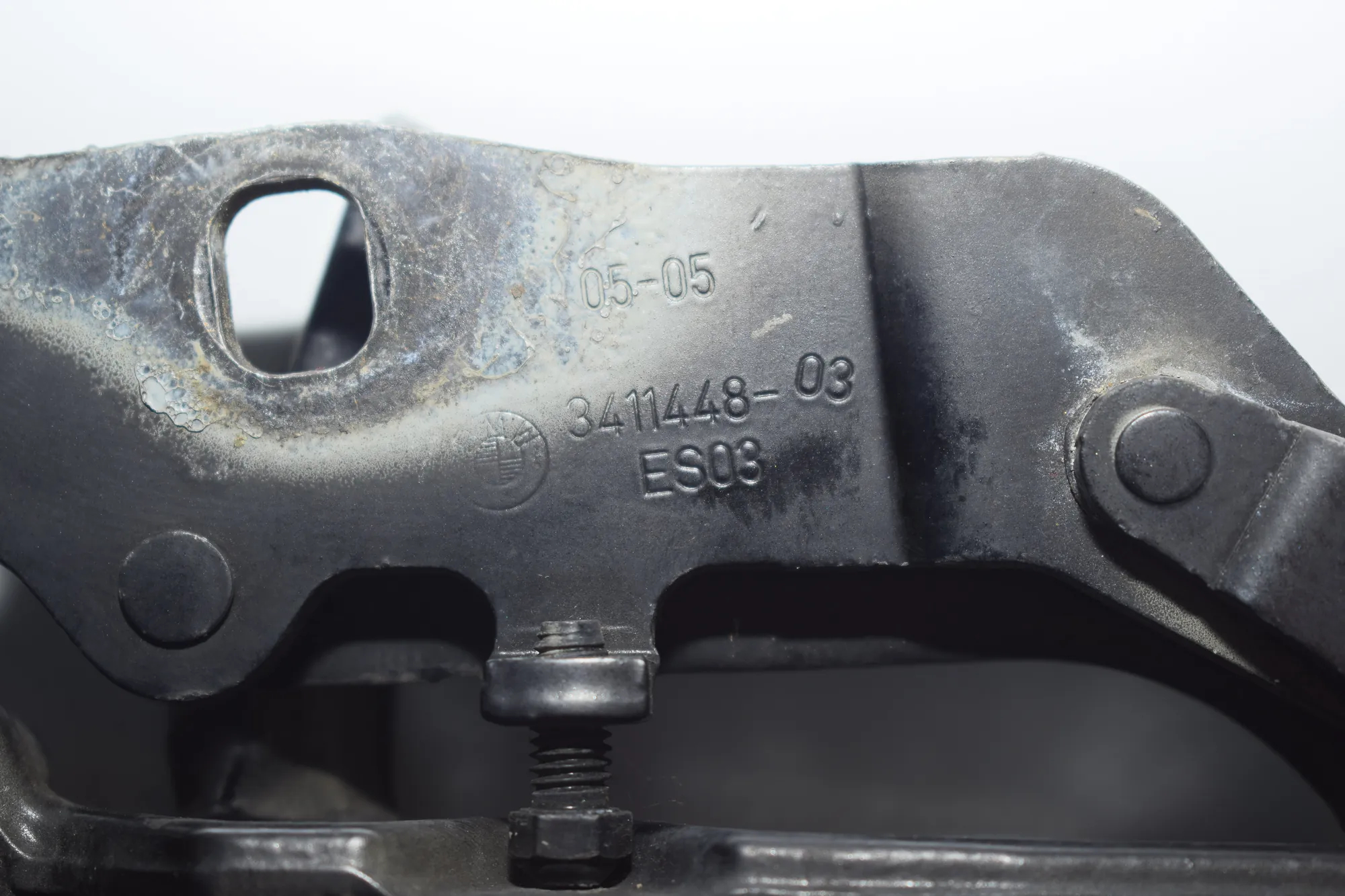 Front Right Bonnet Hinge – OEM 3411448 · BMW X3 (E83) 2.0 d 2005 – 4