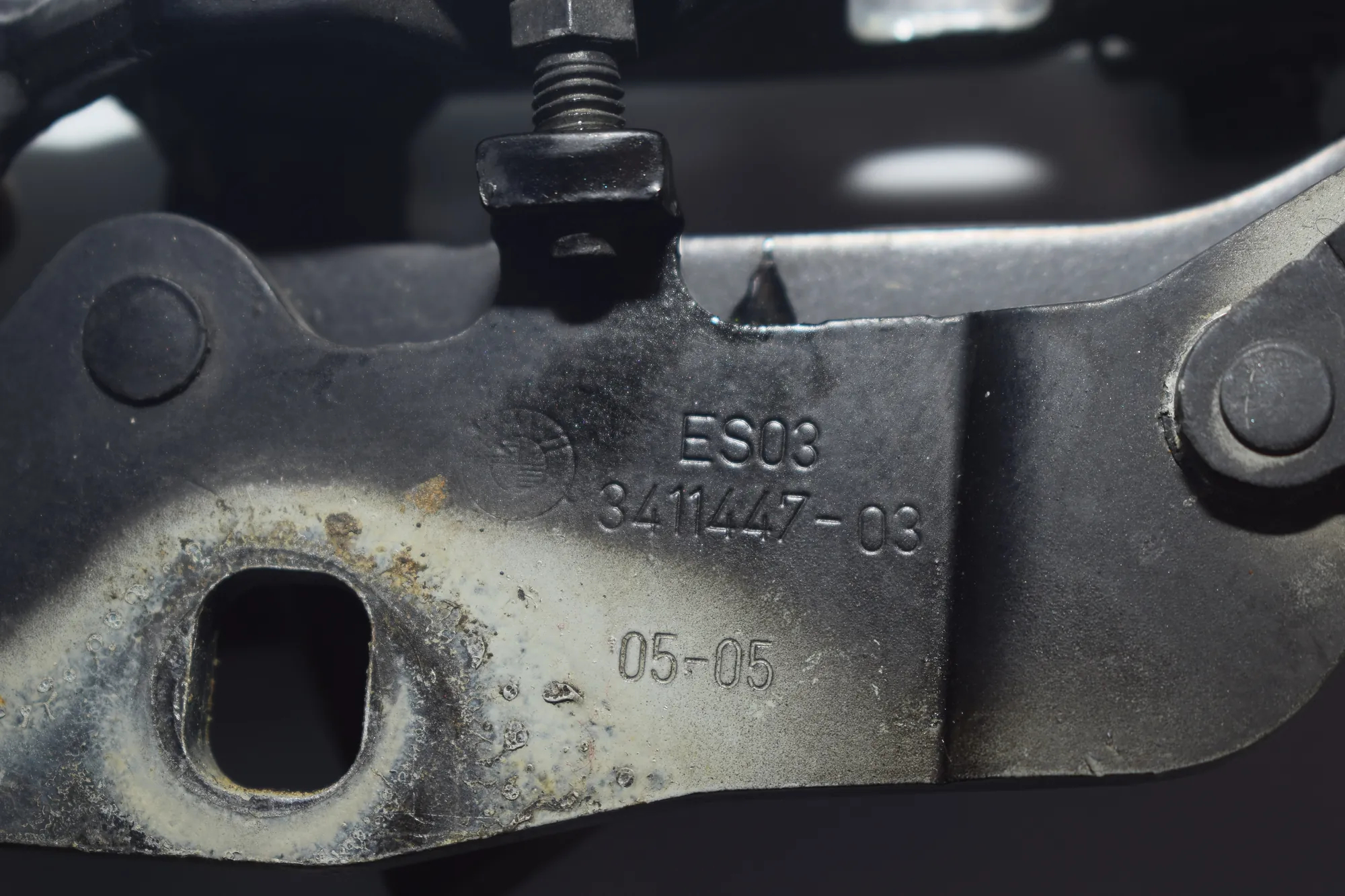 Front Left Bonnet Hinge – OEM 3411447 · BMW X3 (E83) 2.0 d 2005 – 4