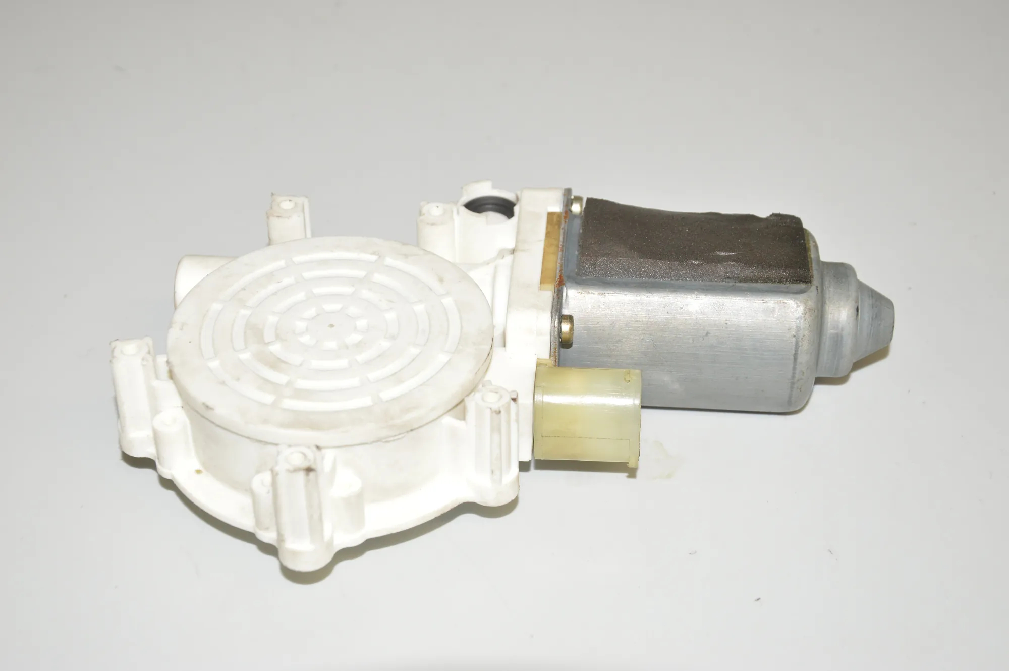 Front Left Door Window Regulator Motor – OEM 8360511 · BMW 5 (E39) BMW 5 (E39) 2001 – 8