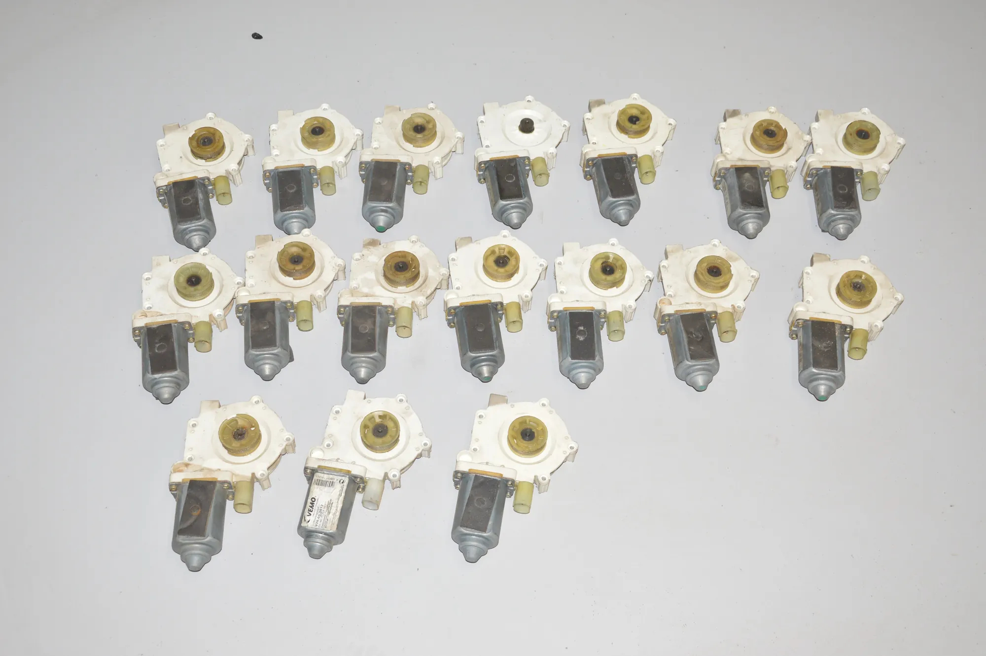Front Left Door Window Regulator Motor – OEM 8360511 · BMW 5 (E39) BMW 5 (E39) 2001 – 2