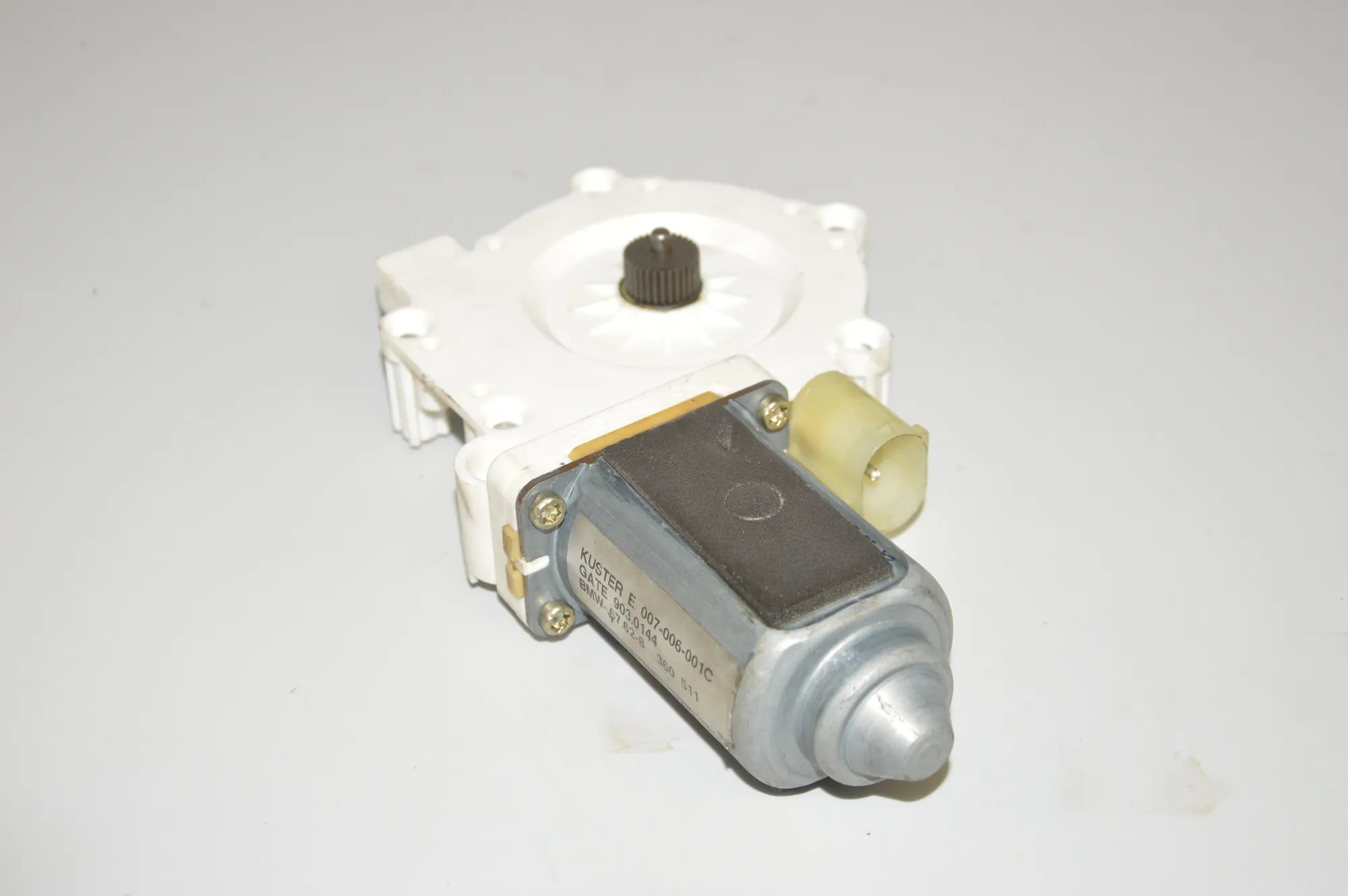 Front Left Door Window Regulator Motor – OEM 8360511 · BMW 5 (E39) BMW 5 (E39) 2001 – 6
