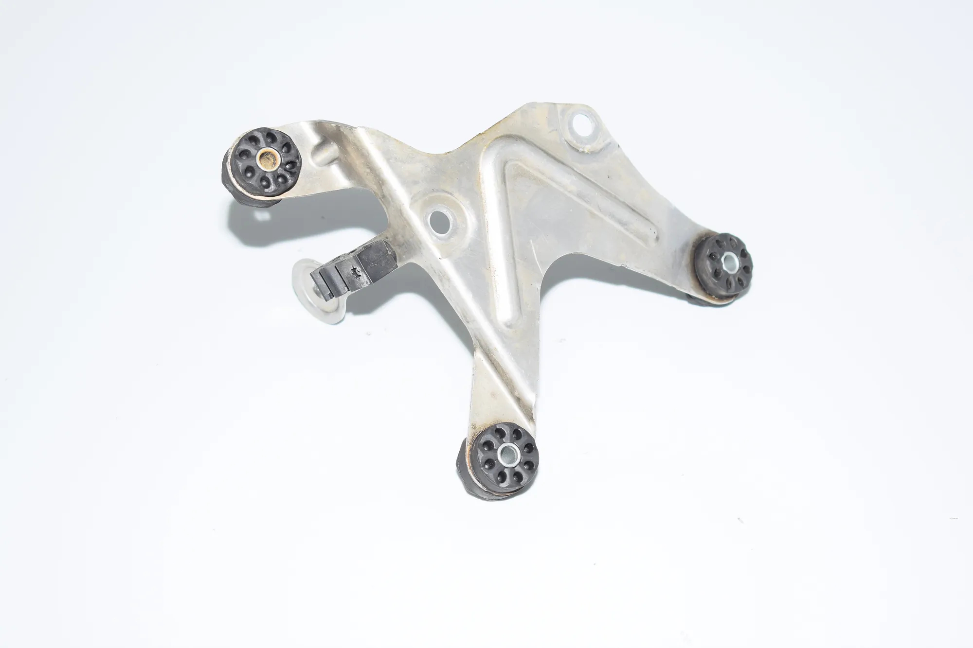 ABS Pump Holder – OEM 6775355 · BMW 7 (F01, F02) 730 d 2009 – 2