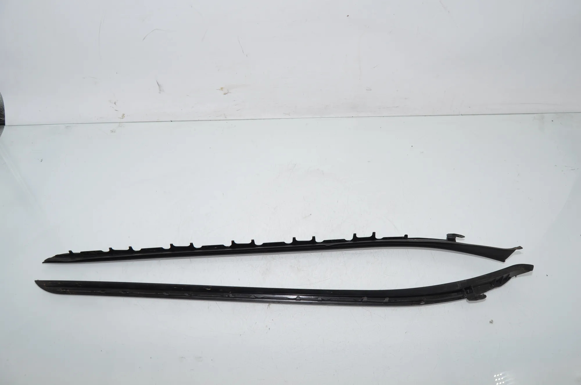 Front Windshield Trim – OEM 7350609 · BMW X1 (F48) sDrive 18 d 2019 – 3