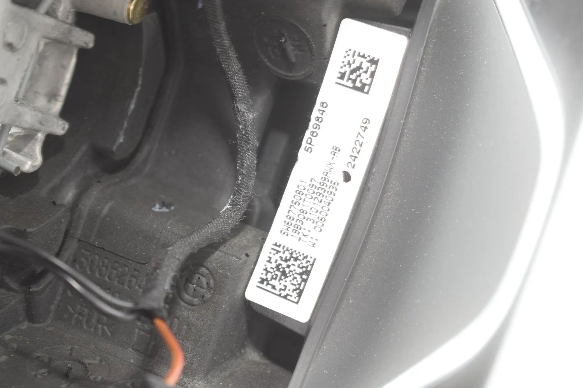 Steering Wheel – OEM 6877508 · BMW X1 (F48) sDrive 18 d 2019 – 6