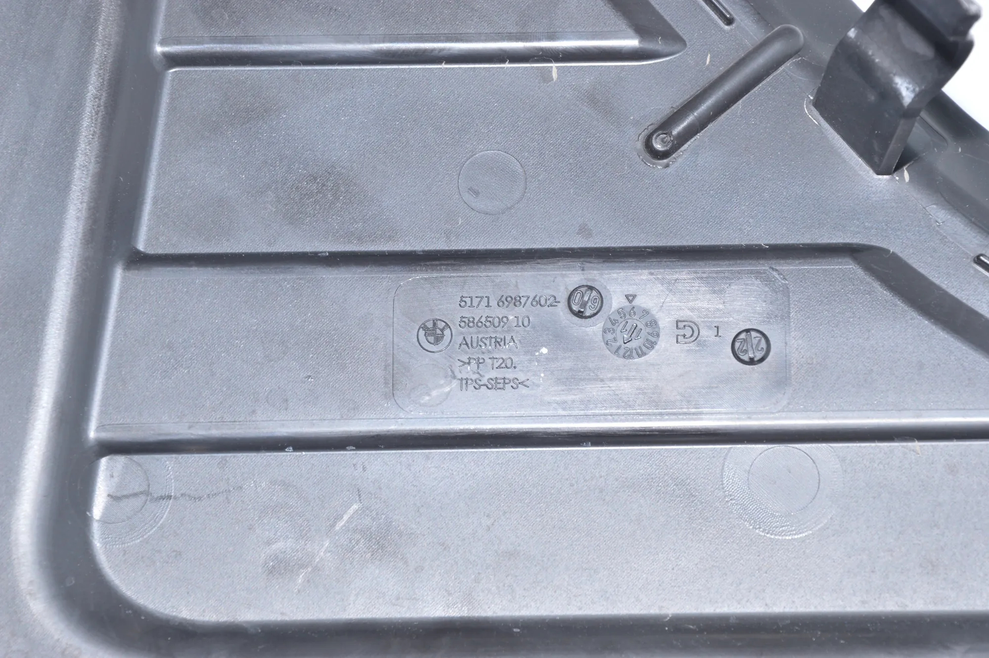 Front Wiper Cowl Trim – OEM 6987602 · BMW 7 (F01, F02) 730 d 2011 – 4