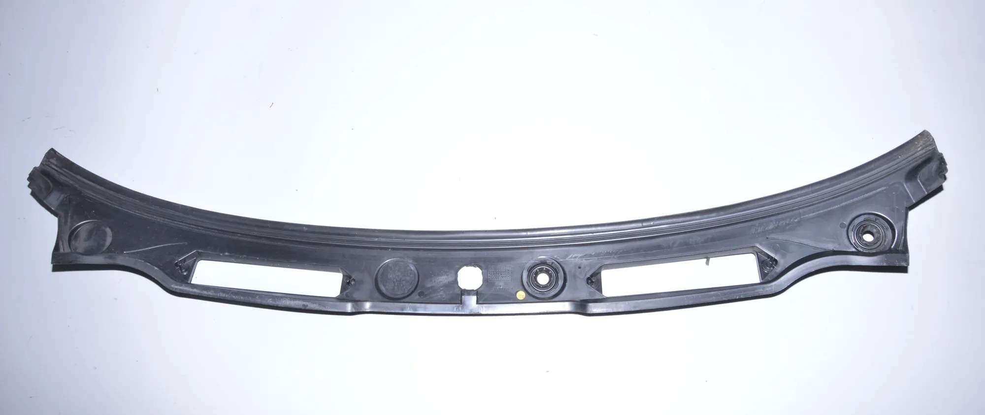 Front Wiper Cowl Trim – OEM 1567721 · BMW 1 Coupe (E82) 123 d 2011 – 2