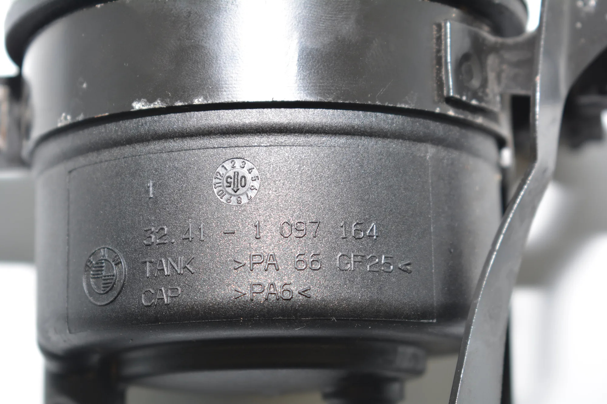 Power Steering Pump Tank – OEM 6760251 · BMW 5 Touring (E61) 523 i 2005 – 6