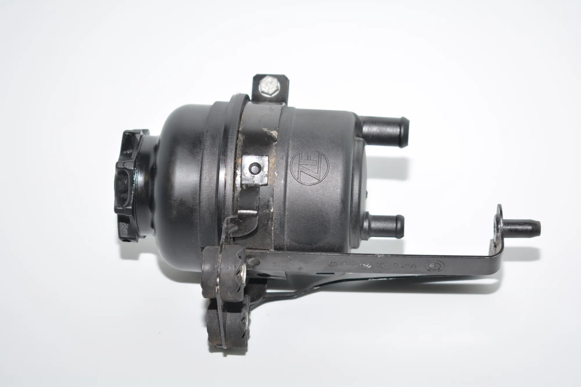 Power Steering Pump Tank – OEM 6760251 · BMW 5 Touring (E61) 523 i 2005 – 4