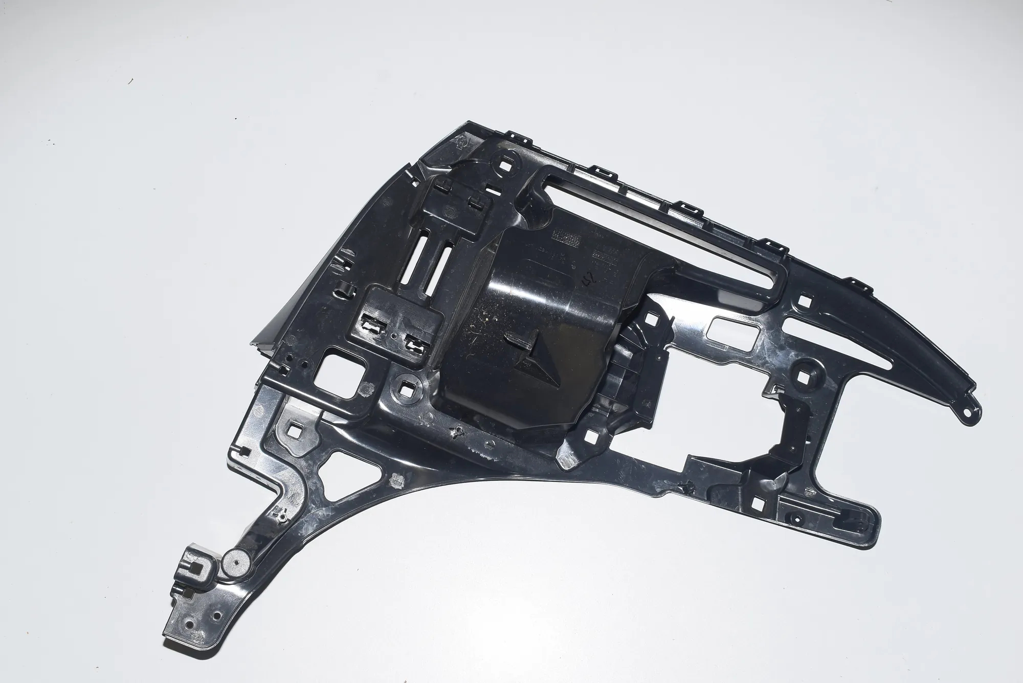Rear Right Bumper Bracket – OEM 7296754 · BMW i3 (I01) Electric 2019