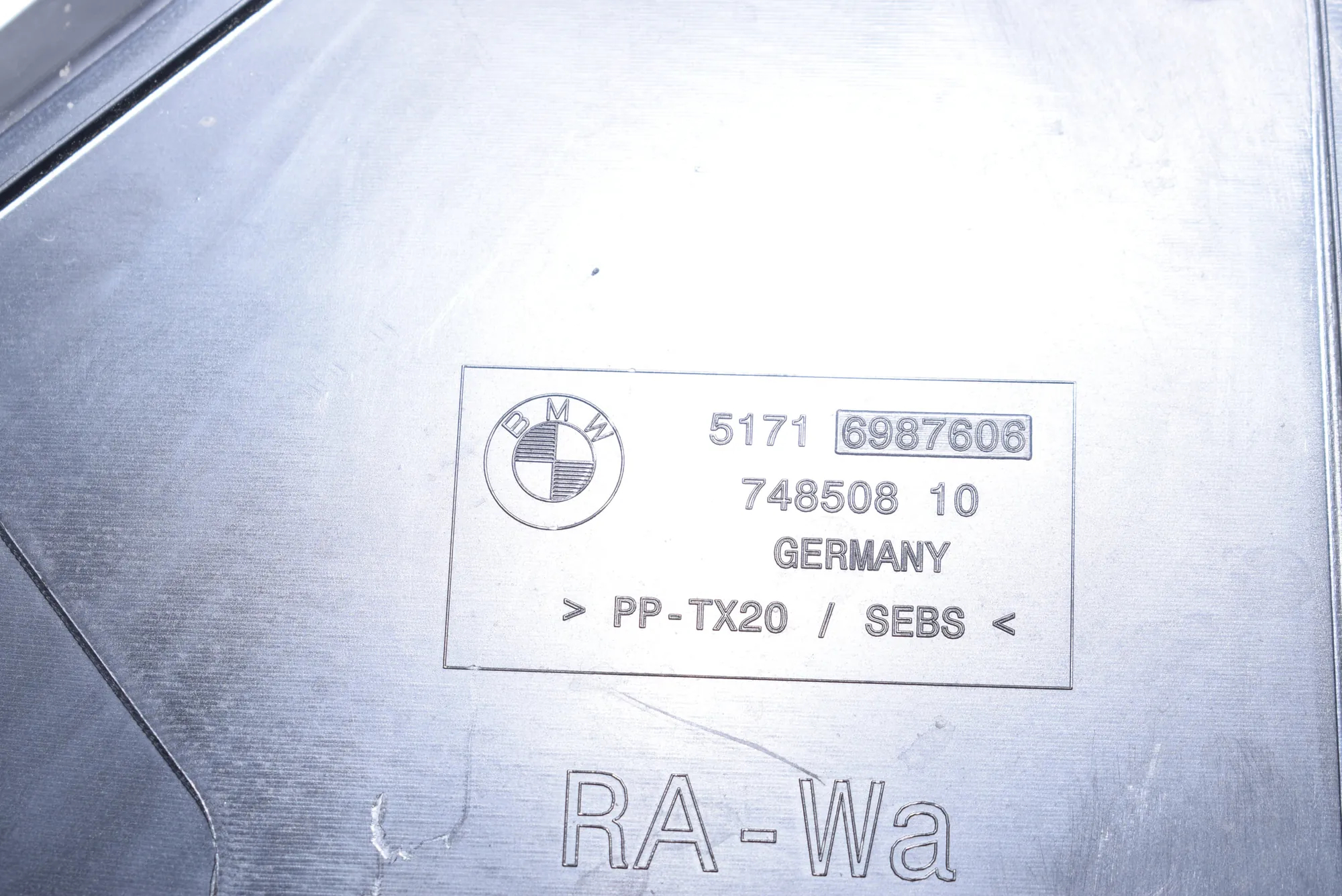 Other Trim Parts – OEM 6987606 · BMW 5 (F10) 520 d 2010 – 6