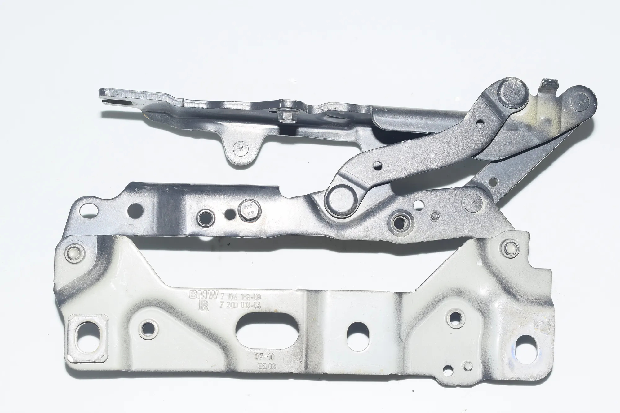 Front Left Bonnet Hinge – OEM 7200013 · BMW 7 (F01, F02) BMW 7 (F01, F02) 2011