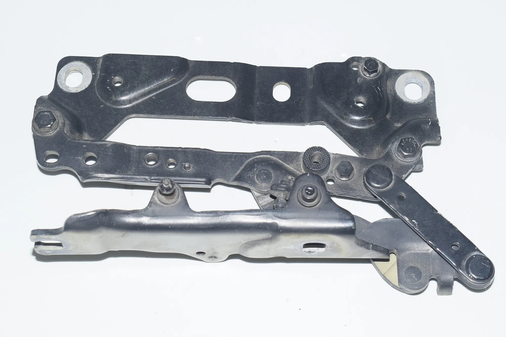 Front Left Bonnet Hinge – OEM 7200013 · BMW 7 (F01, F02) BMW 7 (F01, F02) 2011 – 2