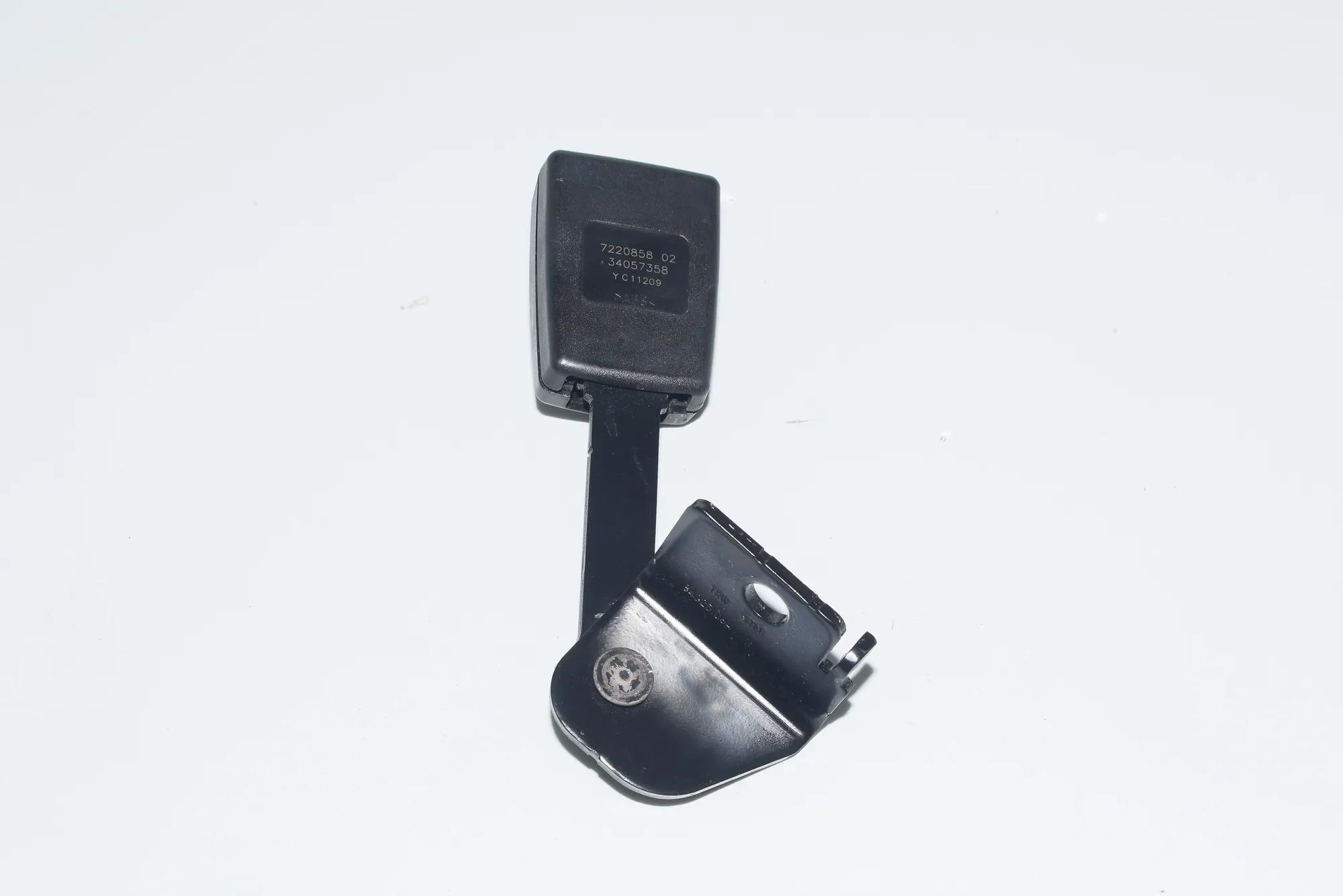 Rear Left Seat Buckle – OEM 7220858 · BMW 7 (F01, F02) 730 d 2009 – 3