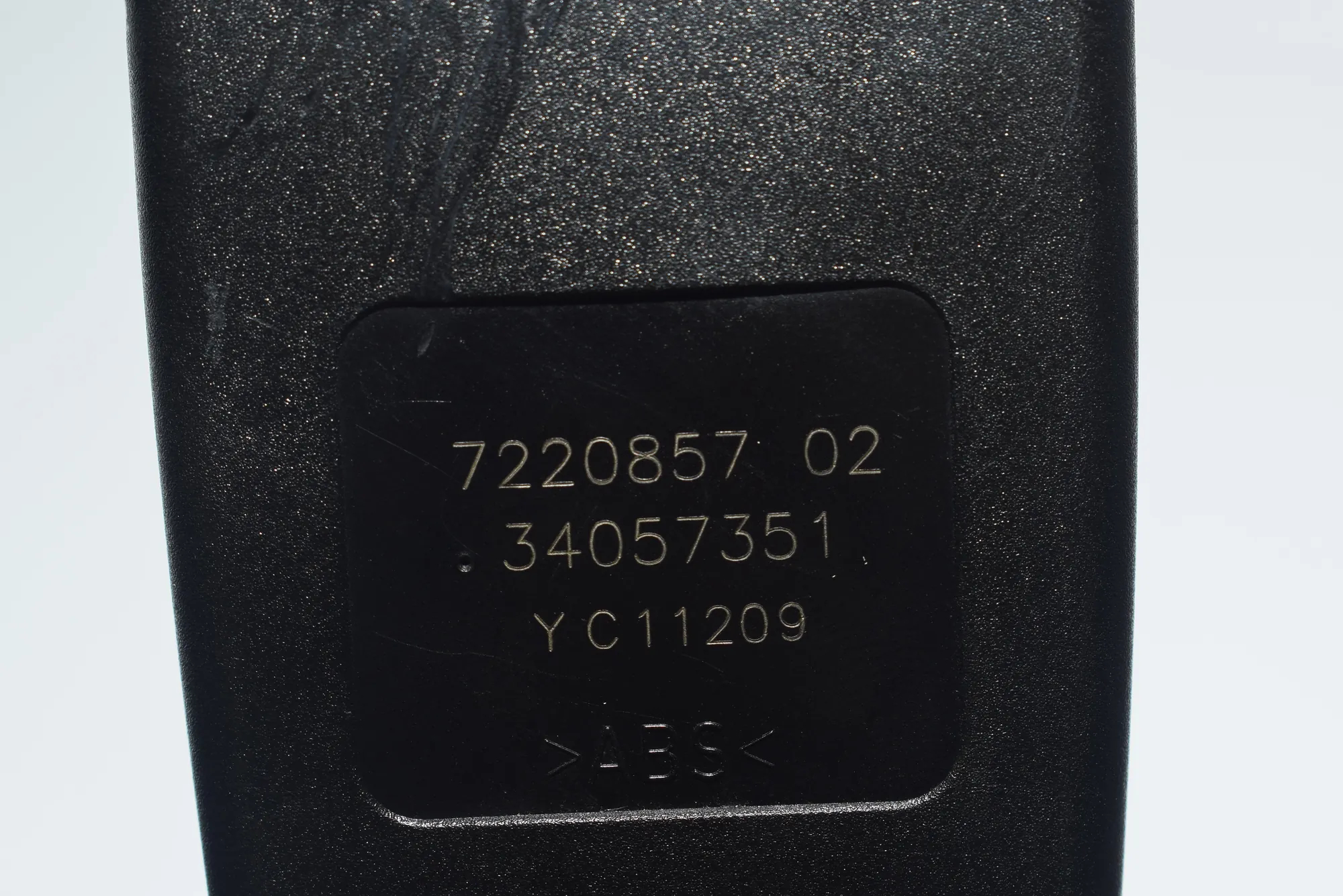 Rear Right Seat Buckle – OEM 7220857 · BMW 7 (F01, F02) 730 d 2009 – 4