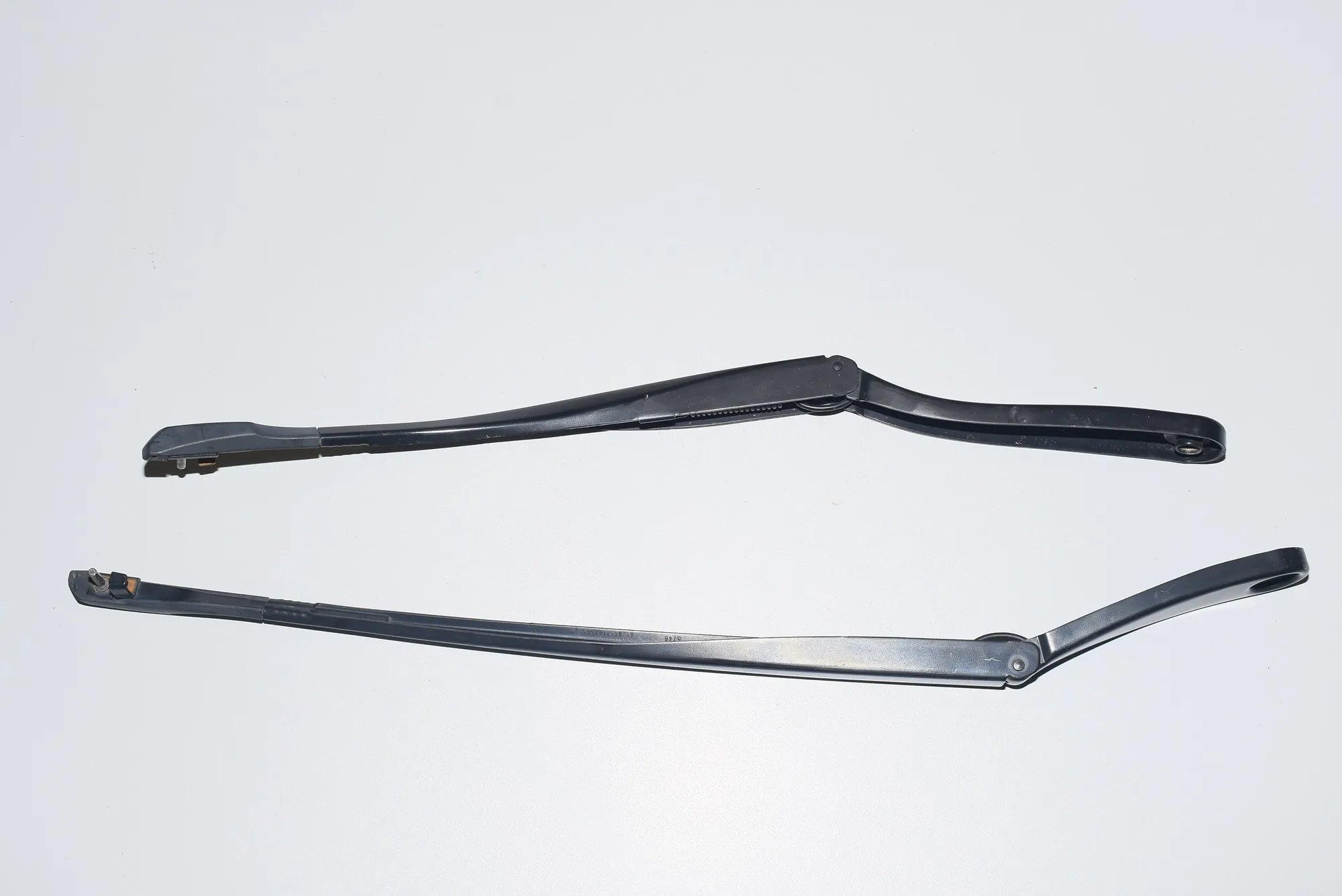 Front Wiper Arms – OEM 7182459 · BMW 7 (F01, F02) 730 d 2009 – 4
