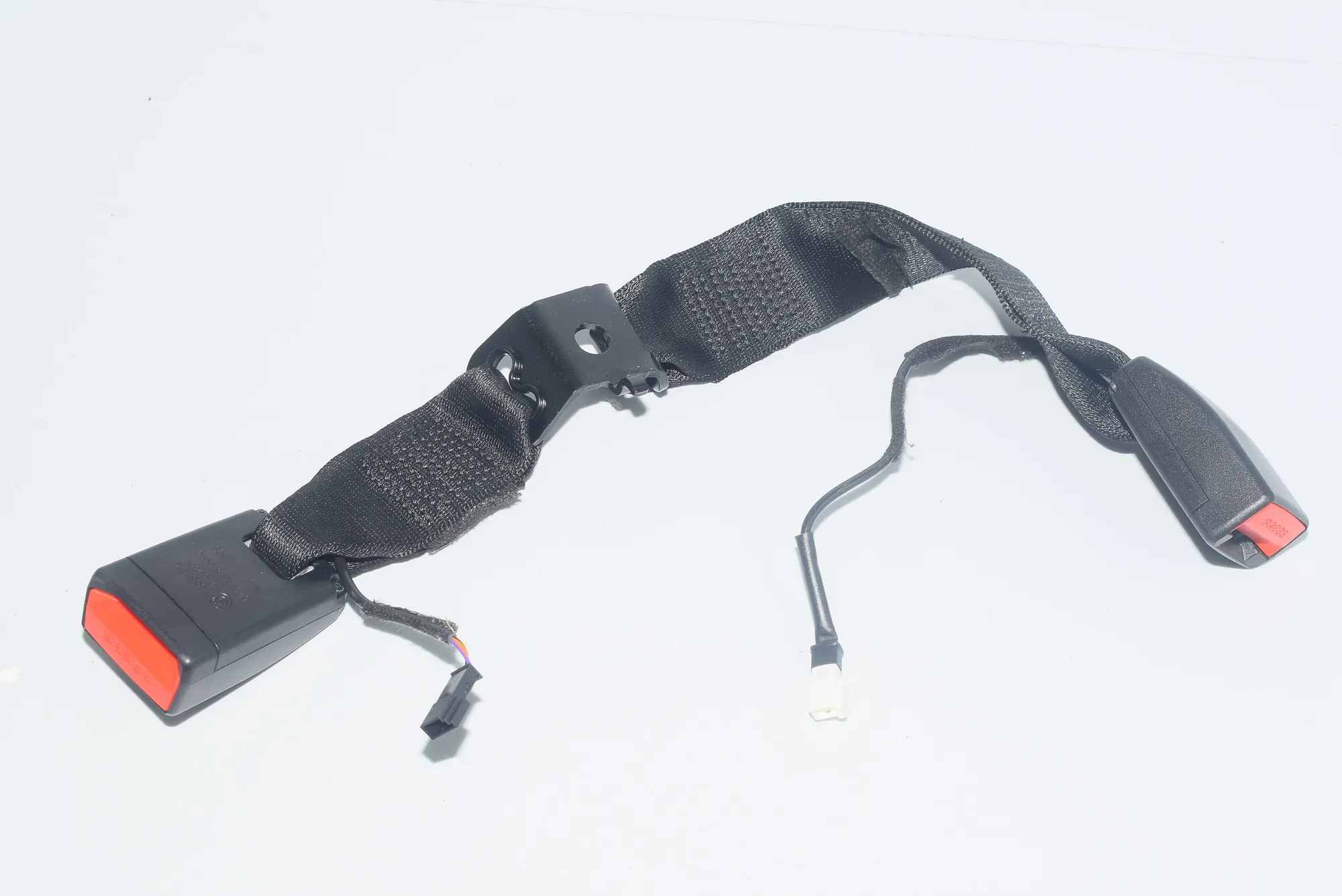 Rear Middle Seat Buckle – OEM 7355471 · BMW 1 (F20) BMW 1 (F20) 2015 – 3