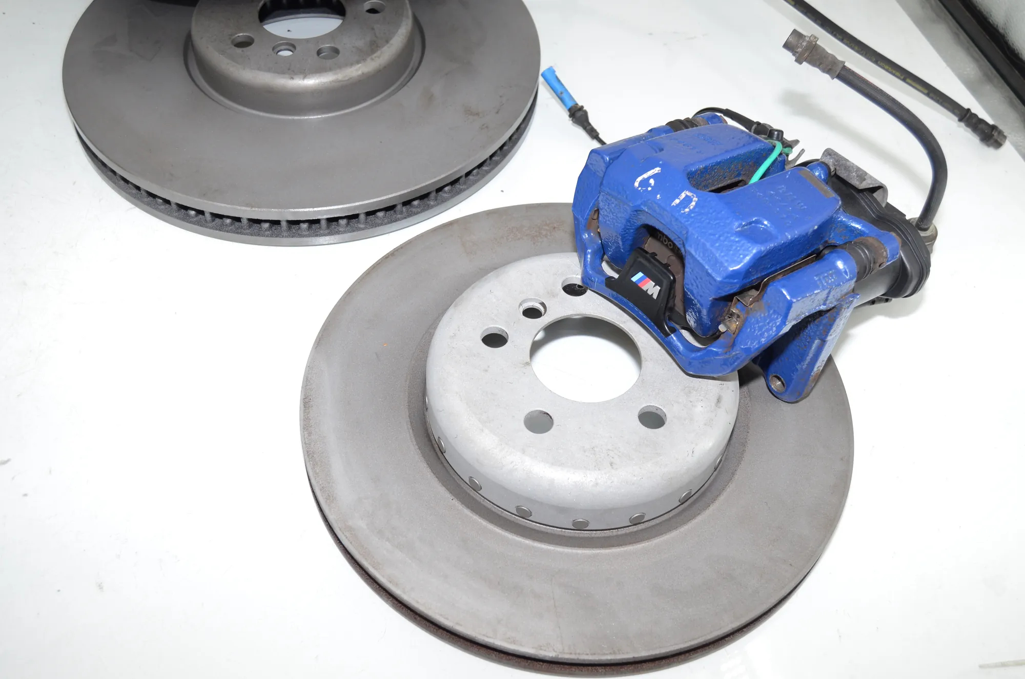 Brake Calipers And Disc Kit – OEM 6891303 · BMW 5 (G30) (2016 - -) 540 i 2017 – 5