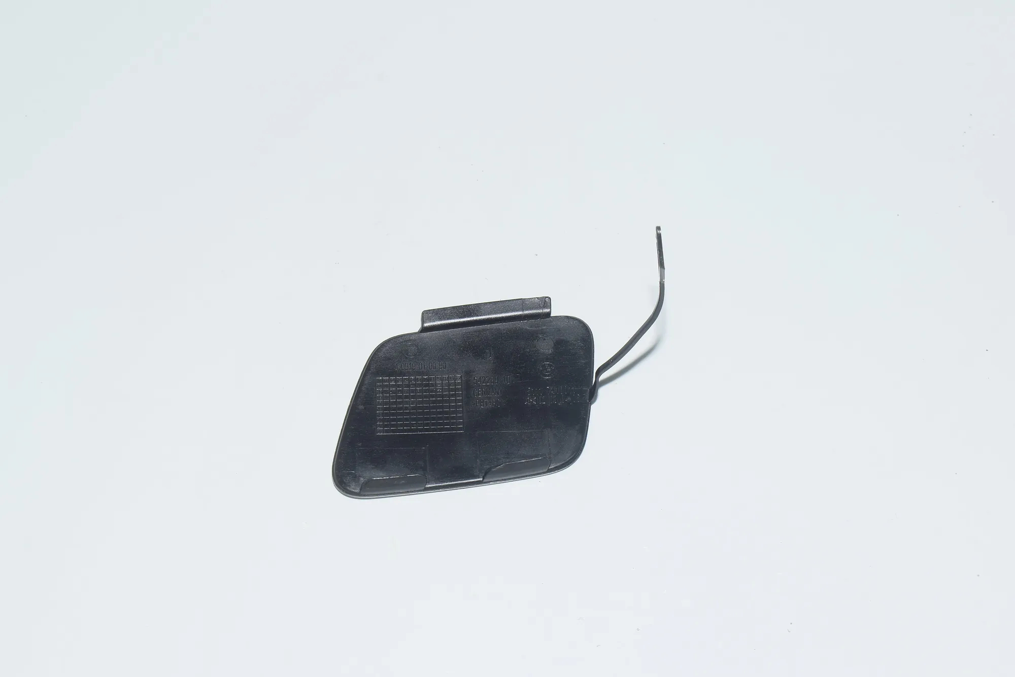 Front Bumper Tow Eye Cover – OEM 7410011 · BMW 7 (G11, G12) BMW 7 (G11, G12) 2015 – 3