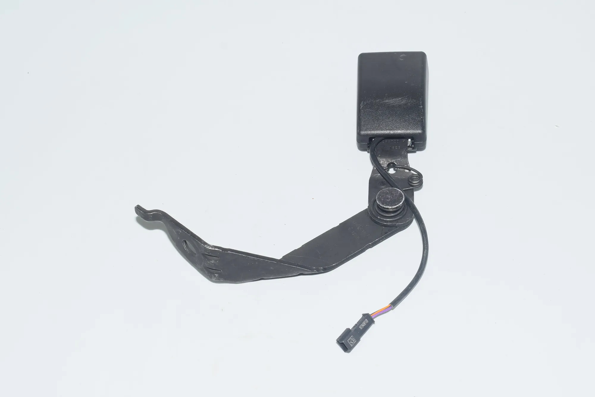 Rear Left Seat Buckle – OEM 7356623 · BMW 7 (G11, G12) BMW 7 (G11, G12) 2015 – 5