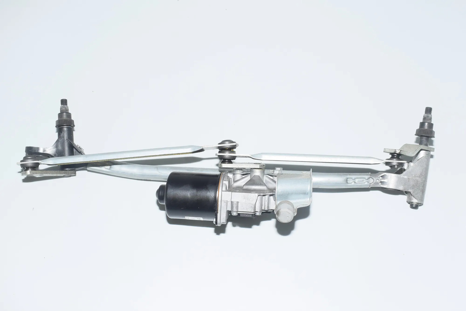 Front Windshield Wiper Mechanism – OEM 7193037 · BMW 1 1 (E87) (2003 - 2013) 123 d (2007 - 2011, 2.0 L, 150 kW) 2008