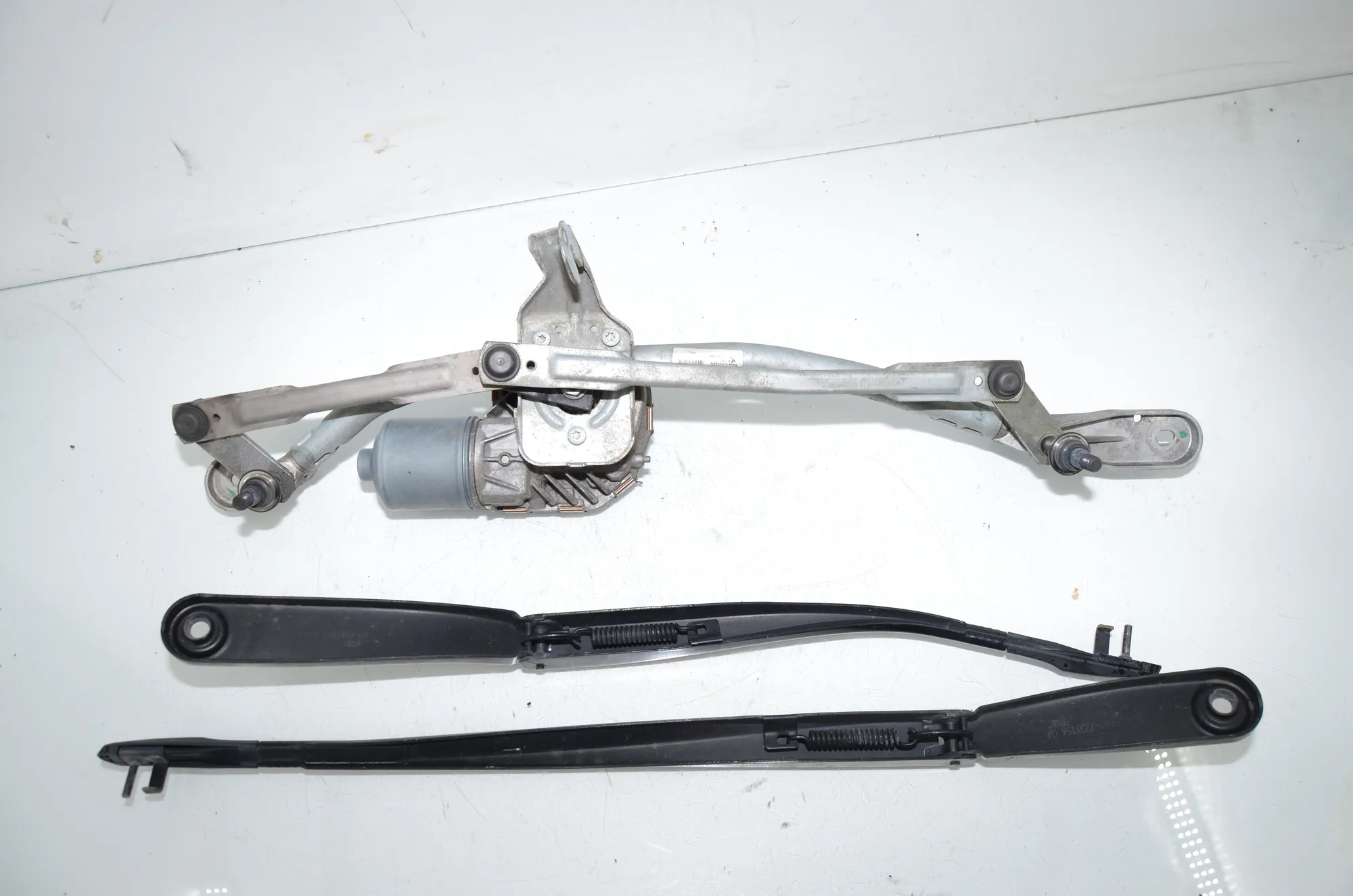 Front Windshield Wiper Mechanism – OEM 7306266 · BMW 5 Touring (F11) 530 d xDrive 2011 – 4