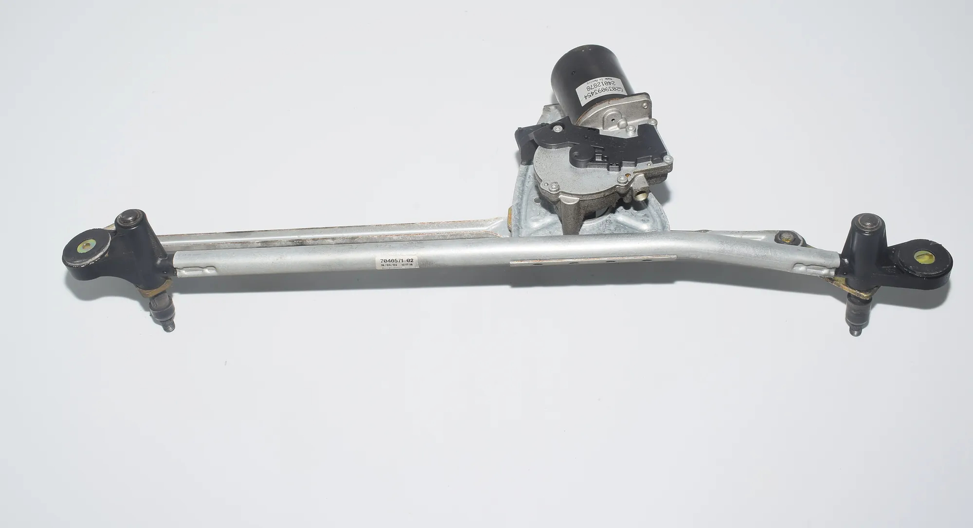 Front Windshield Wiper Mechanism – OEM 7046571 · BMW X5 X5 (E53) (2000 - 2007) 3.0 i (2000 - 2006, 3.0 L, 170 kW) 2002 – 3