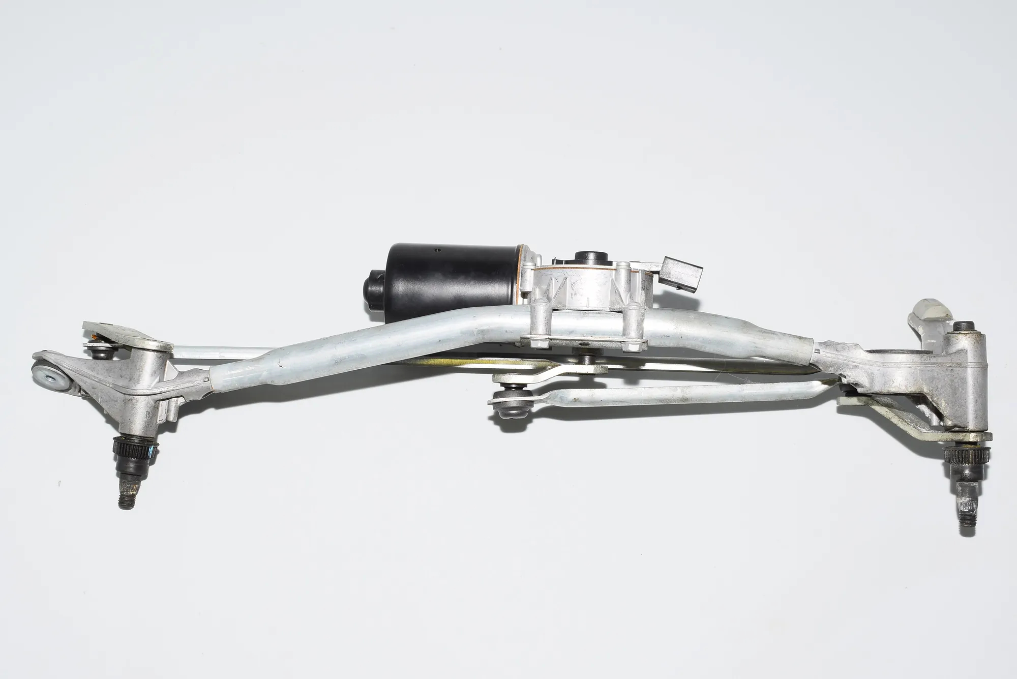 Front Windshield Wiper Mechanism – OEM 6978264 · BMW 3 Coupe (E92) 330 d 2008 – 3