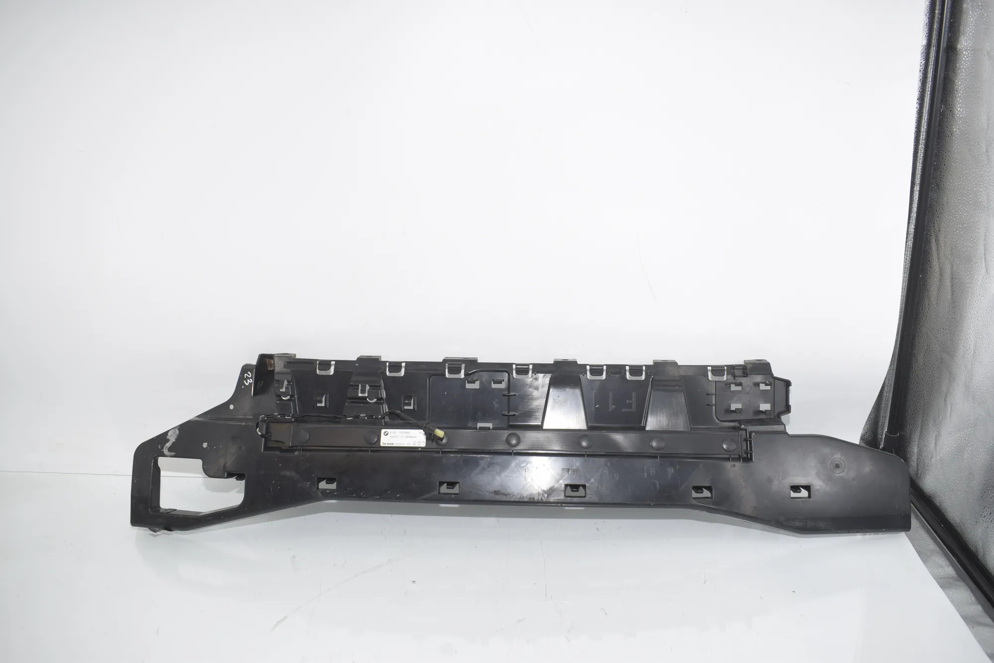 Rear Bumper Middle Bracket – OEM 7299972 · BMW 5 Touring (F11) 530 d xDrive 2011 – 2