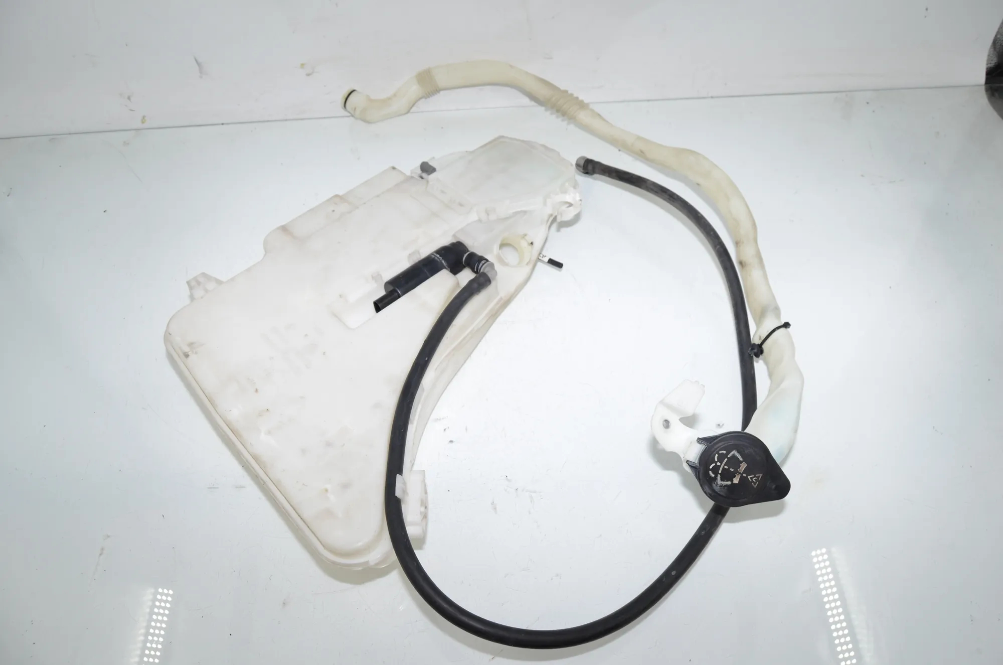 Window Washer Tank – OEM 7269669 · BMW 5 Touring (F11) 530 d xDrive 2011 – 3