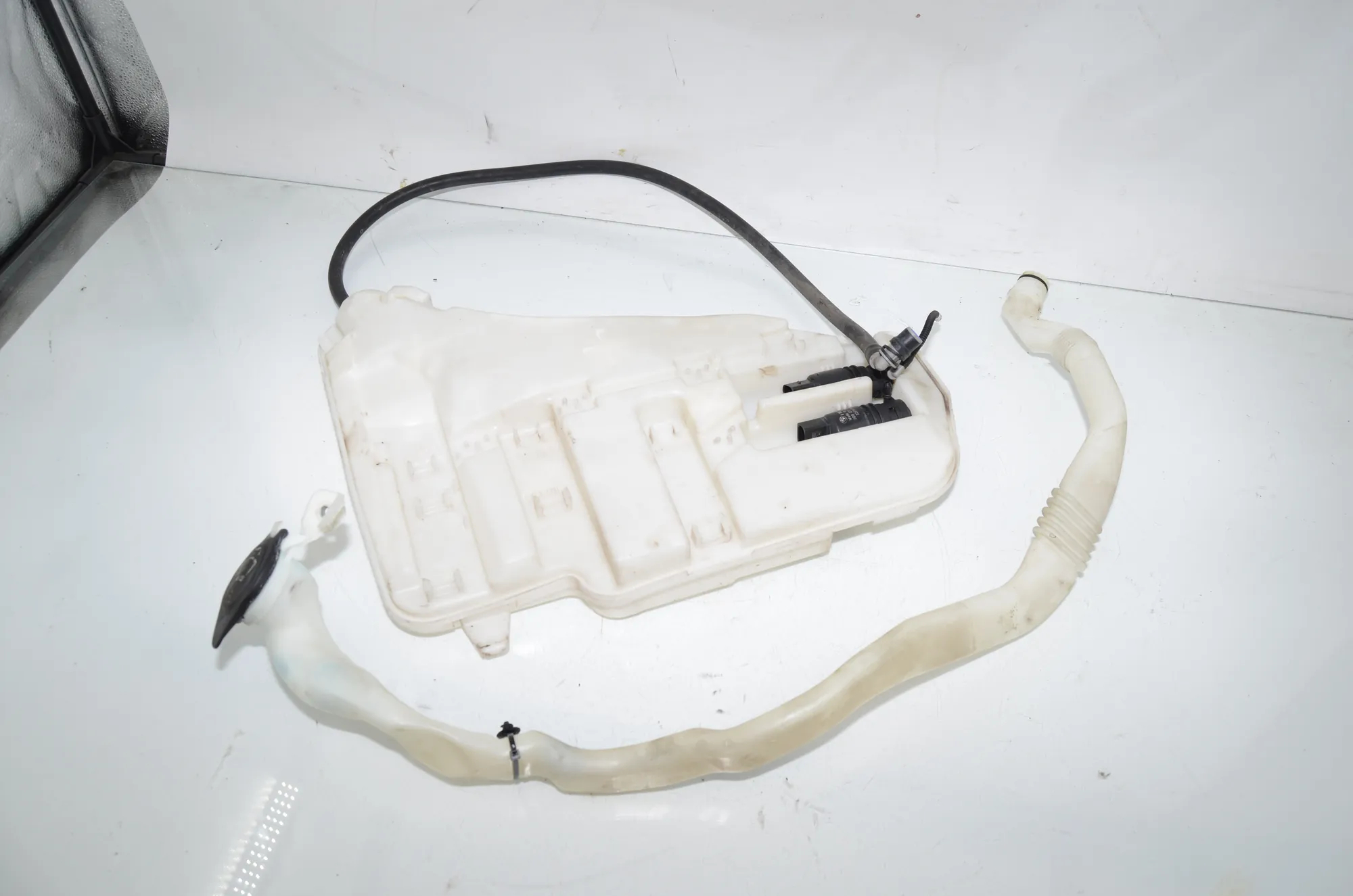 Window Washer Tank – OEM 7269669 · BMW 5 Touring (F11) 530 d xDrive 2011