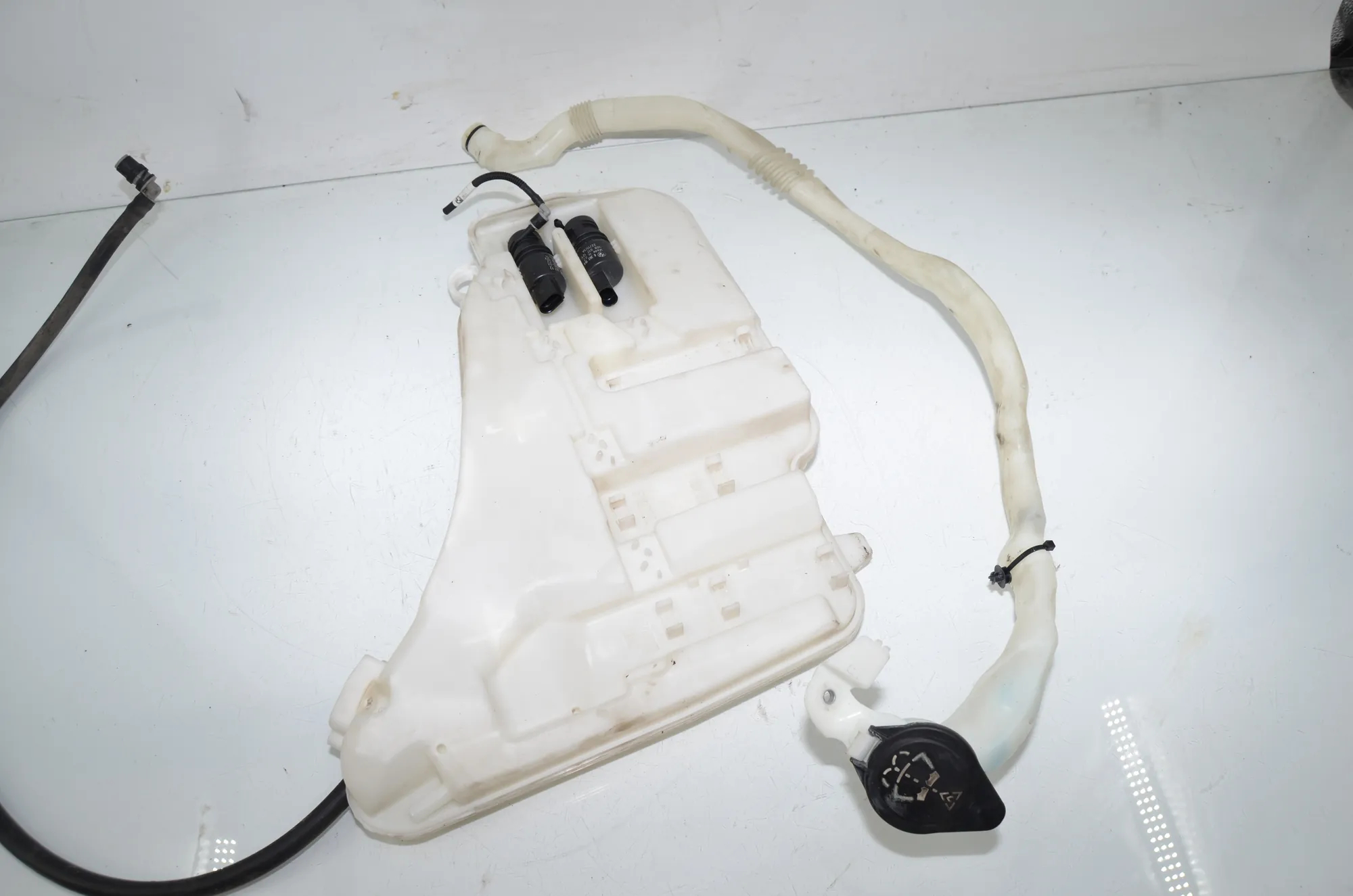 Window Washer Tank – OEM 7269669 · BMW 5 Touring (F11) 530 d xDrive 2011 – 2
