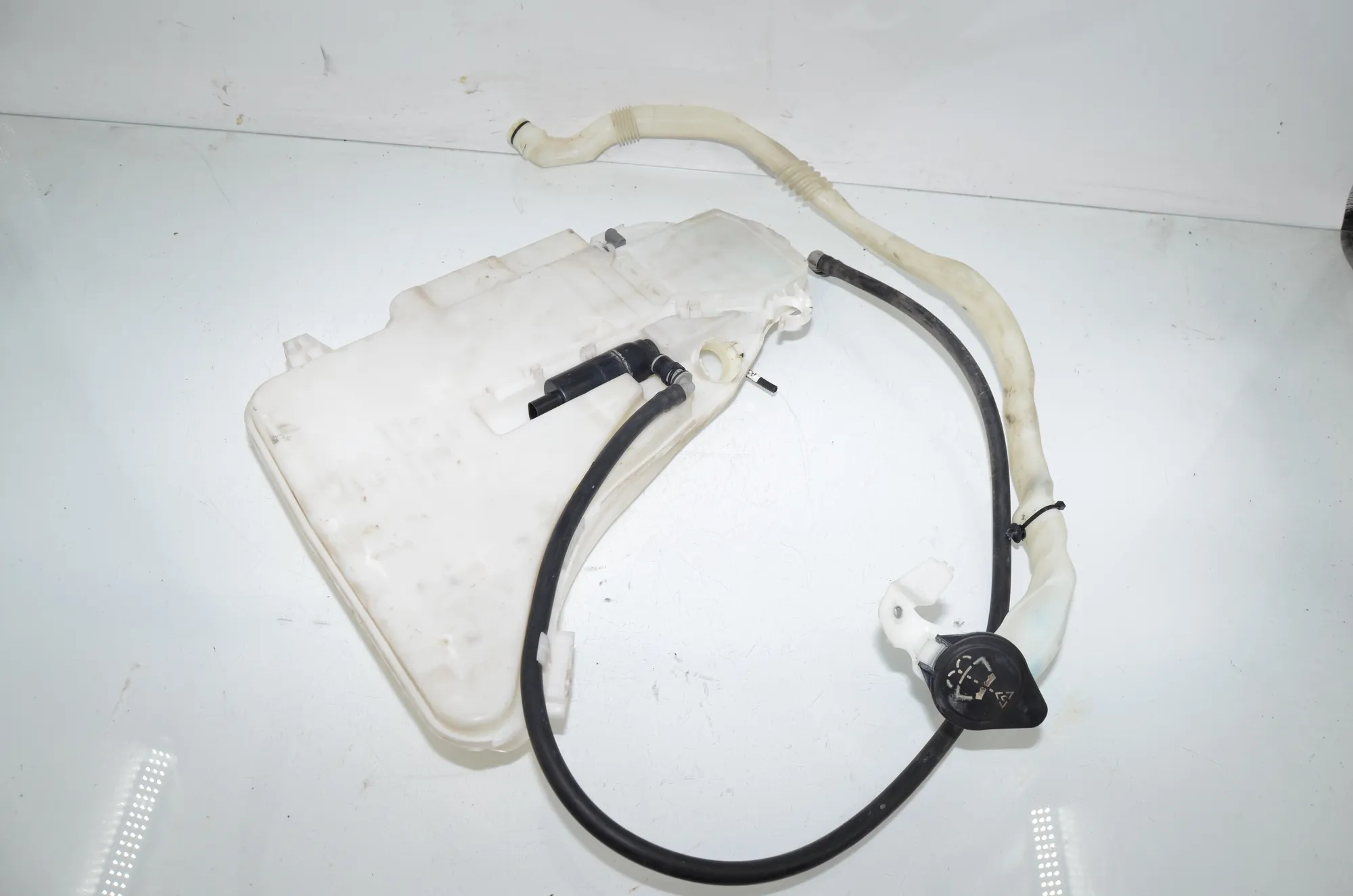 Window Washer Tank – OEM 7269669 · BMW 5 Touring (F11) 530 d xDrive 2011 – 4