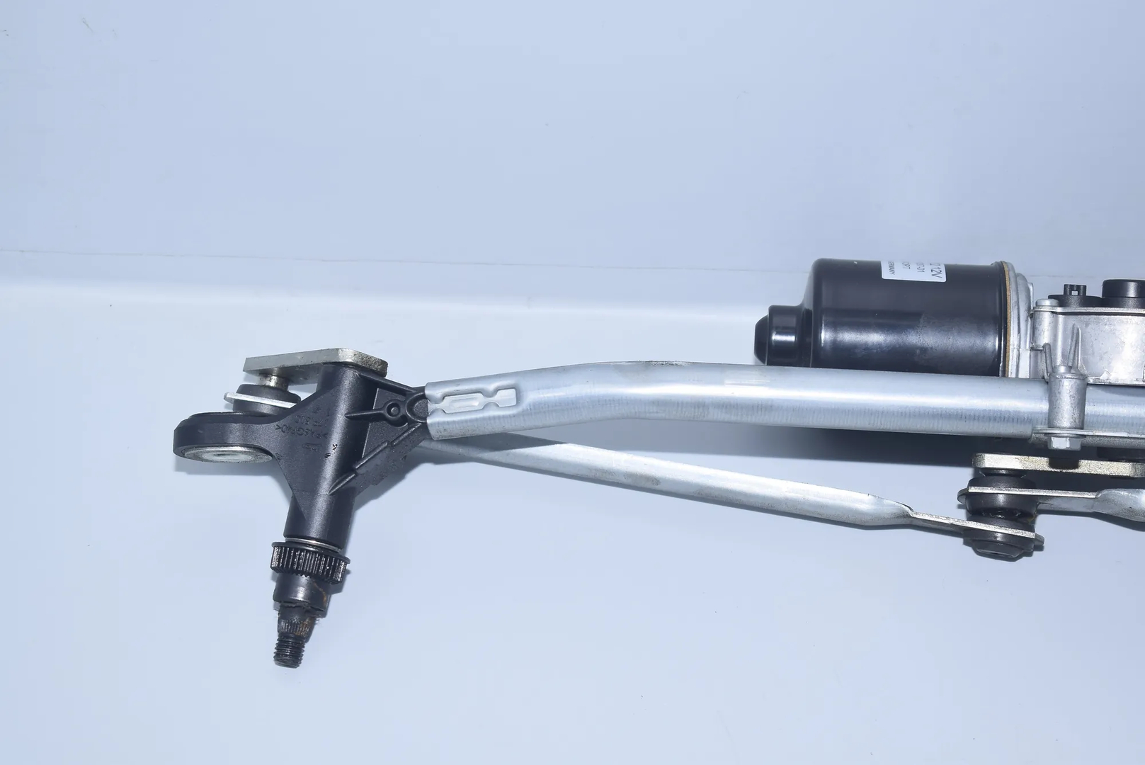 Front Windshield Wiper Mechanism – OEM 7193037 · BMW 1 1 (E87) (2003 - 2013) 116 d (2009 - 2011, 2.0 L, 85 kW) 2010 – 2